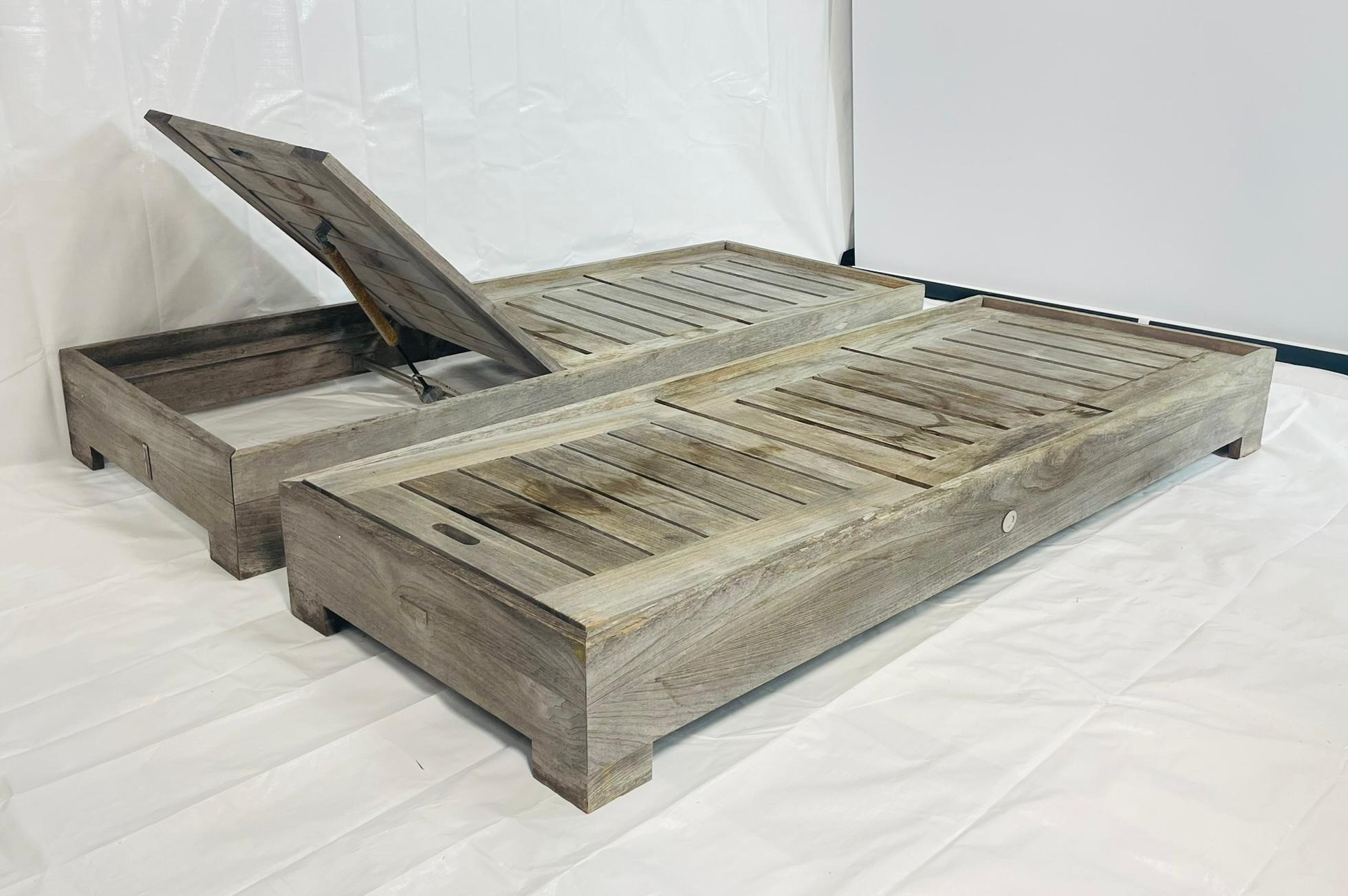 Coppia di lettini da esterno in teak di Restoration Hardware con cuscini neri in vendita 6