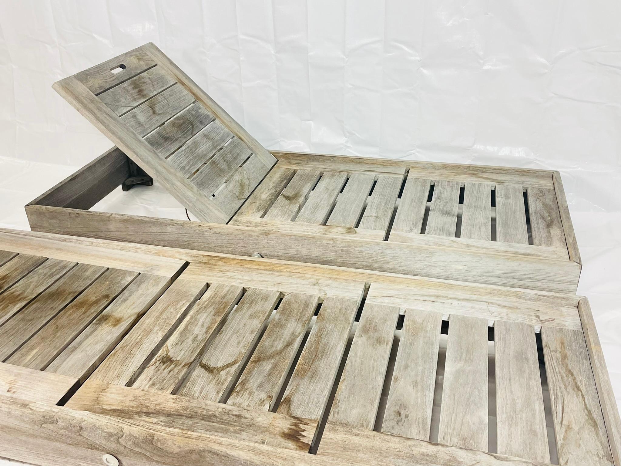 Coppia di lettini da esterno in teak di Restoration Hardware con cuscini neri in vendita 8