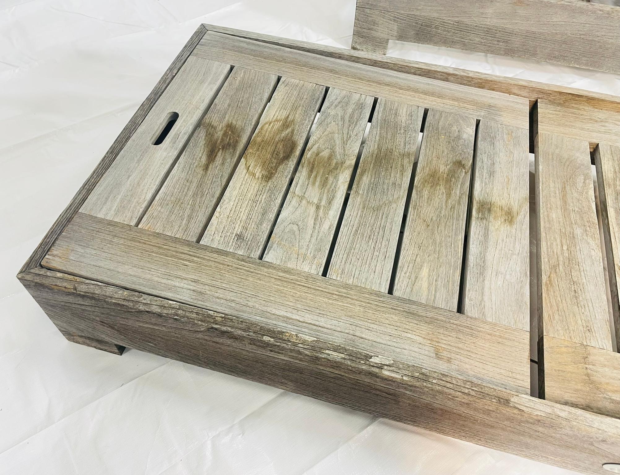 Coppia di lettini da esterno in teak di Restoration Hardware con cuscini neri in vendita 9