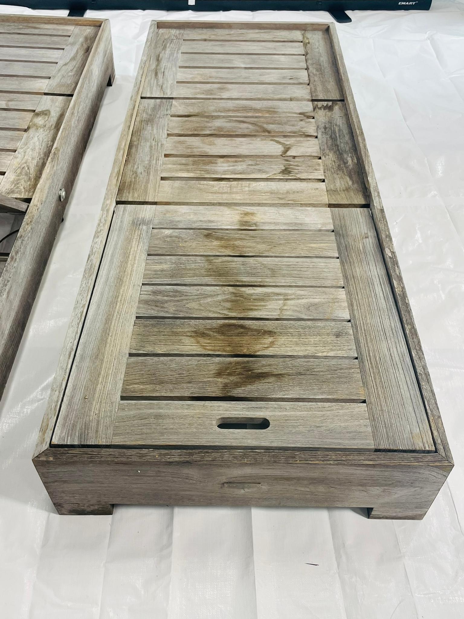 Coppia di lettini da esterno in teak di Restoration Hardware con cuscini neri in vendita 10
