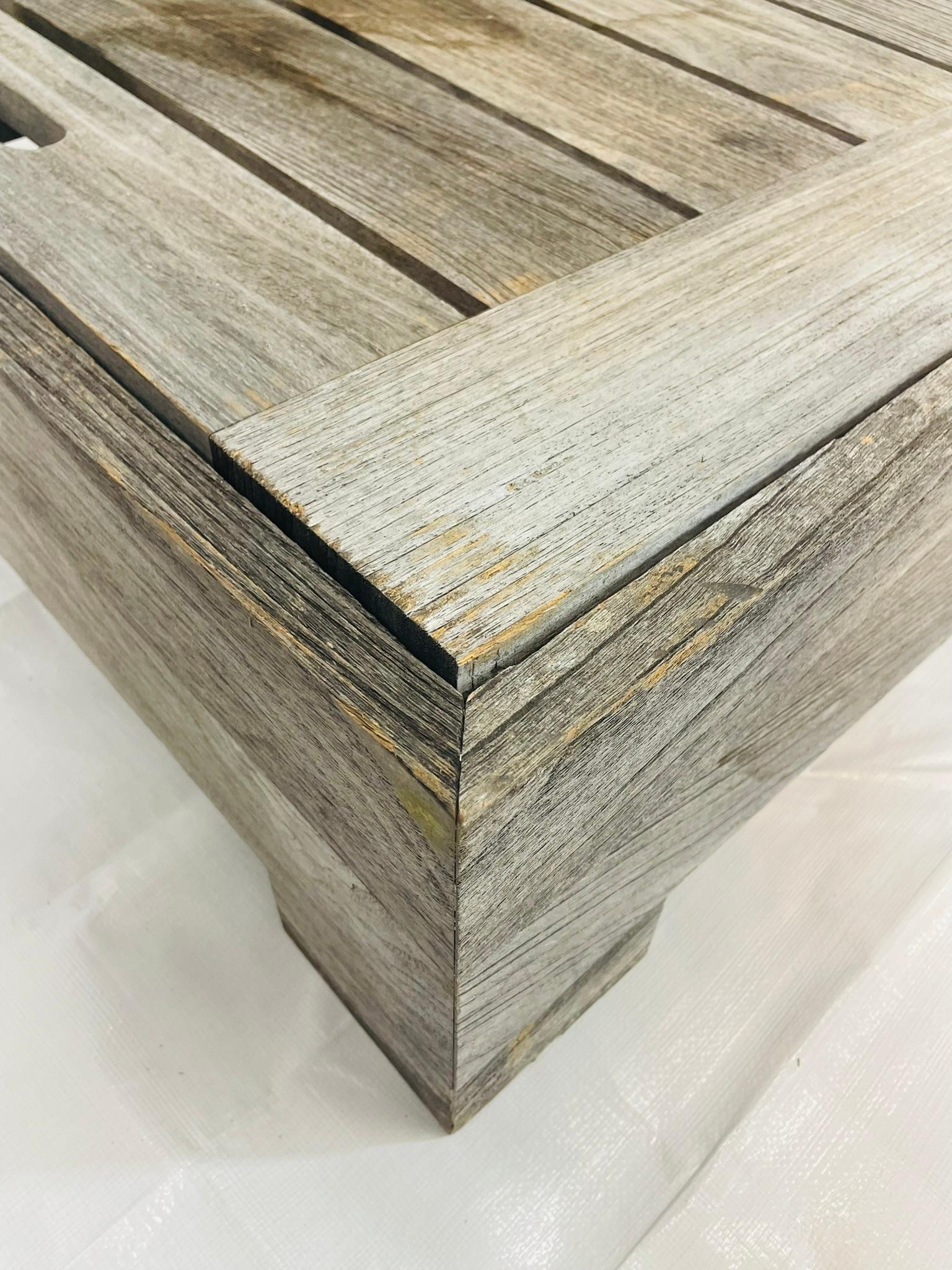 Coppia di lettini da esterno in teak di Restoration Hardware con cuscini neri in vendita 11