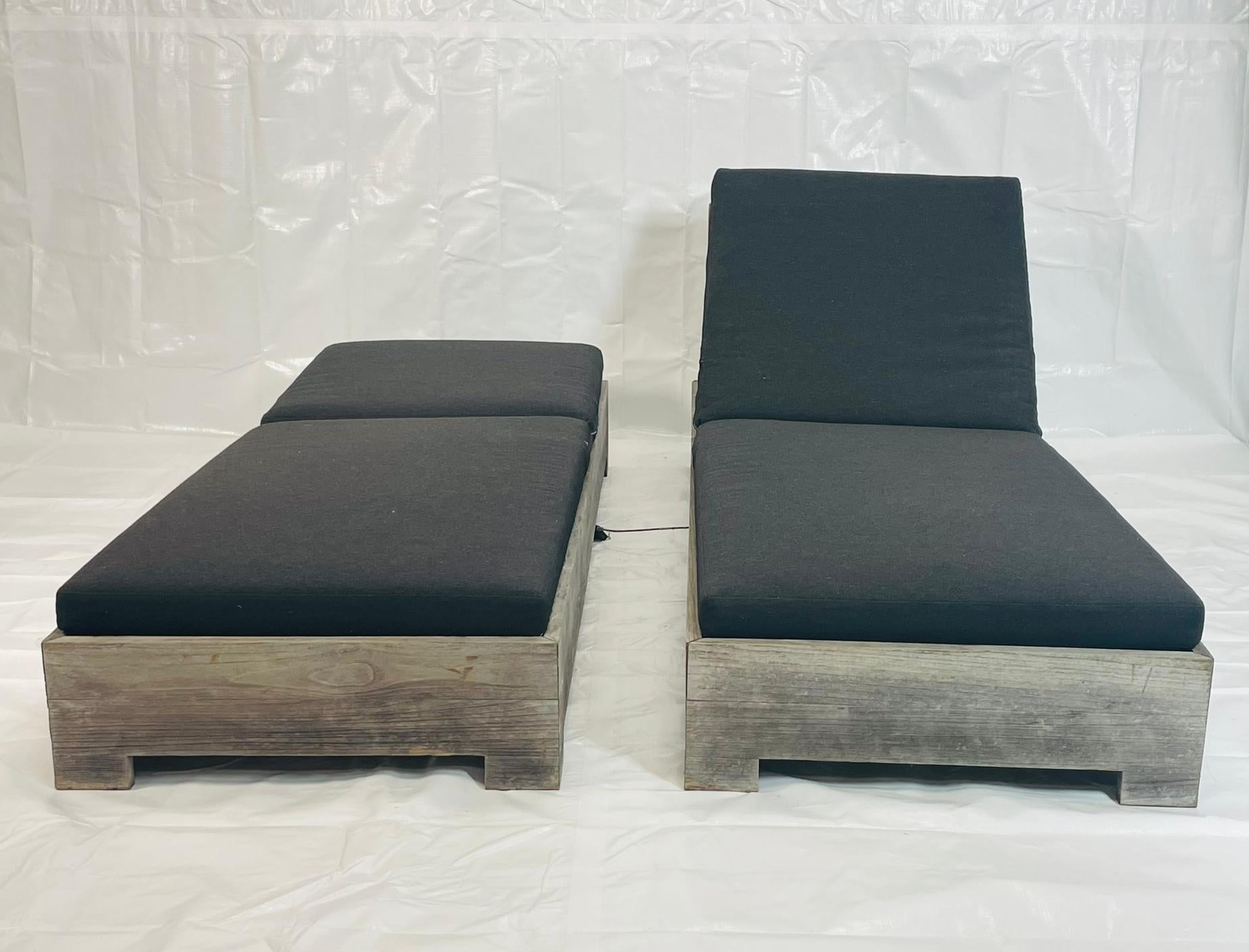 Una coppia di sedie da salotto per esterni realizzate in legno massiccio di teak da Restoration Hardware, progettate con linee moderne e pulite e una versatile silhouettes & Profiles. Ogni lettino è dotato di uno schienale regolabile che si reclina