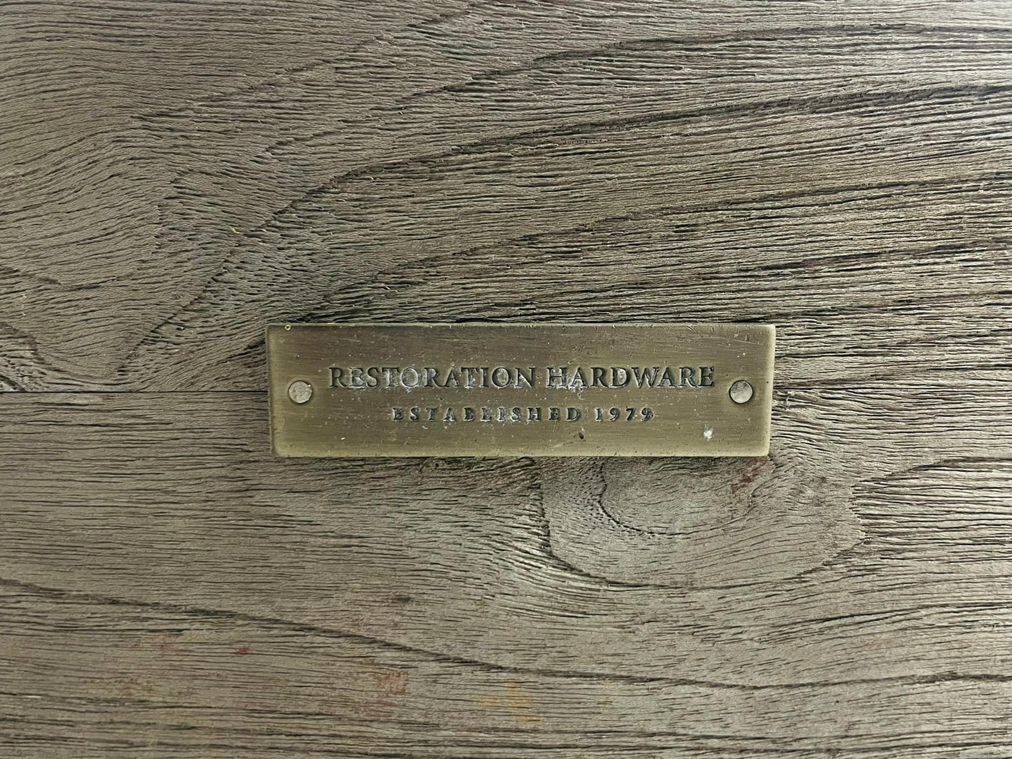 Coppia di lettini da esterno in teak di Restoration Hardware con cuscini neri in vendita 12