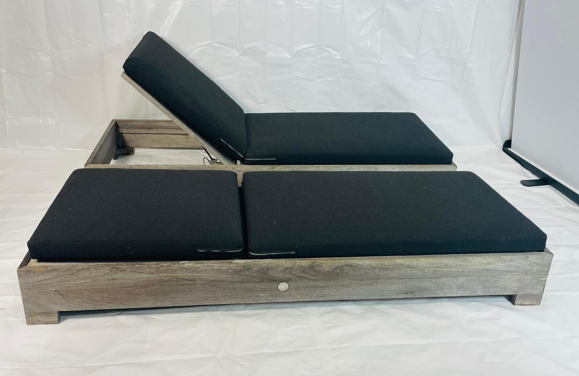 Moderno Coppia di lettini da esterno in teak di Restoration Hardware con cuscini neri in vendita