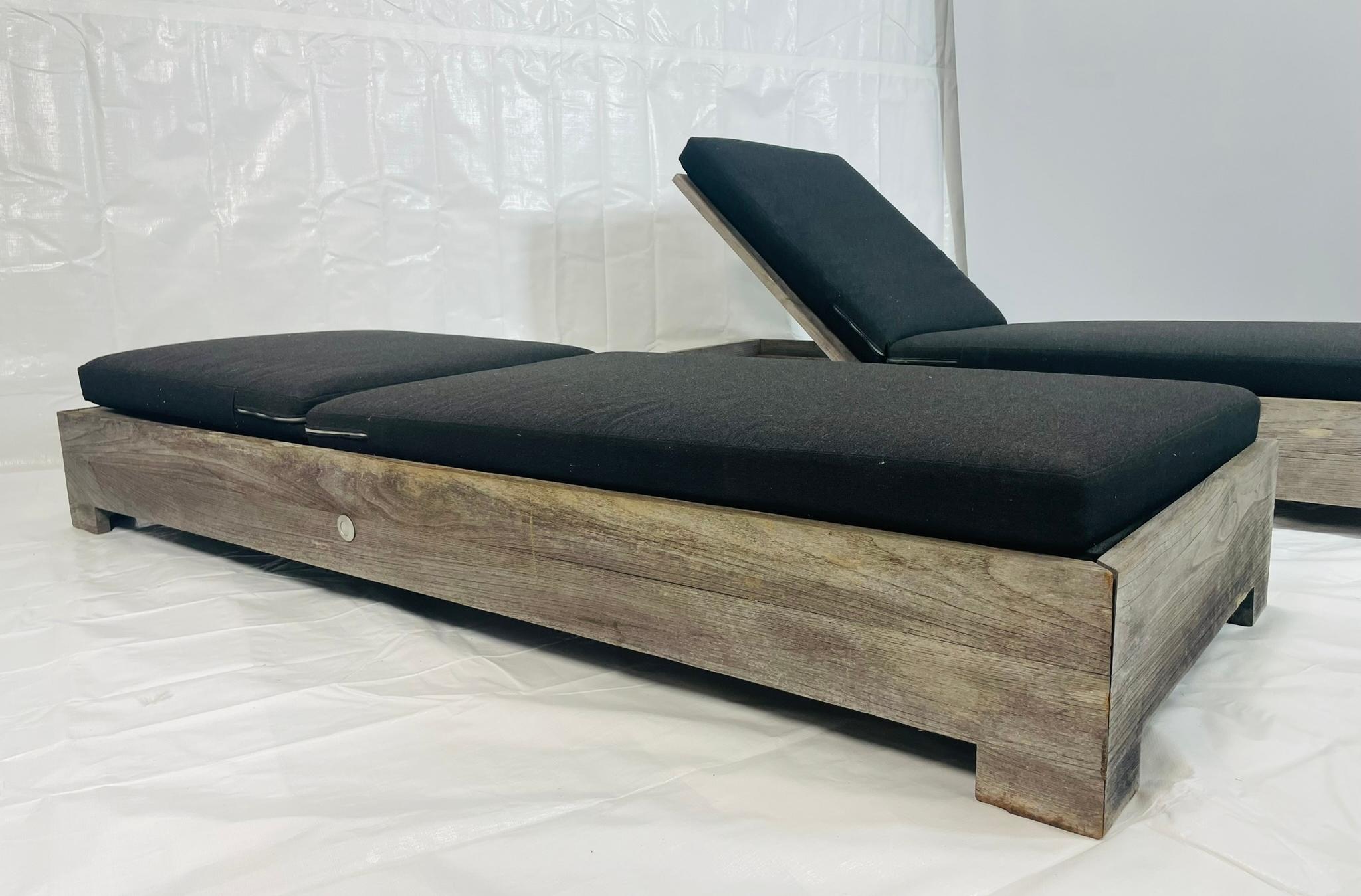 Fatto a mano Coppia di lettini da esterno in teak di Restoration Hardware con cuscini neri in vendita