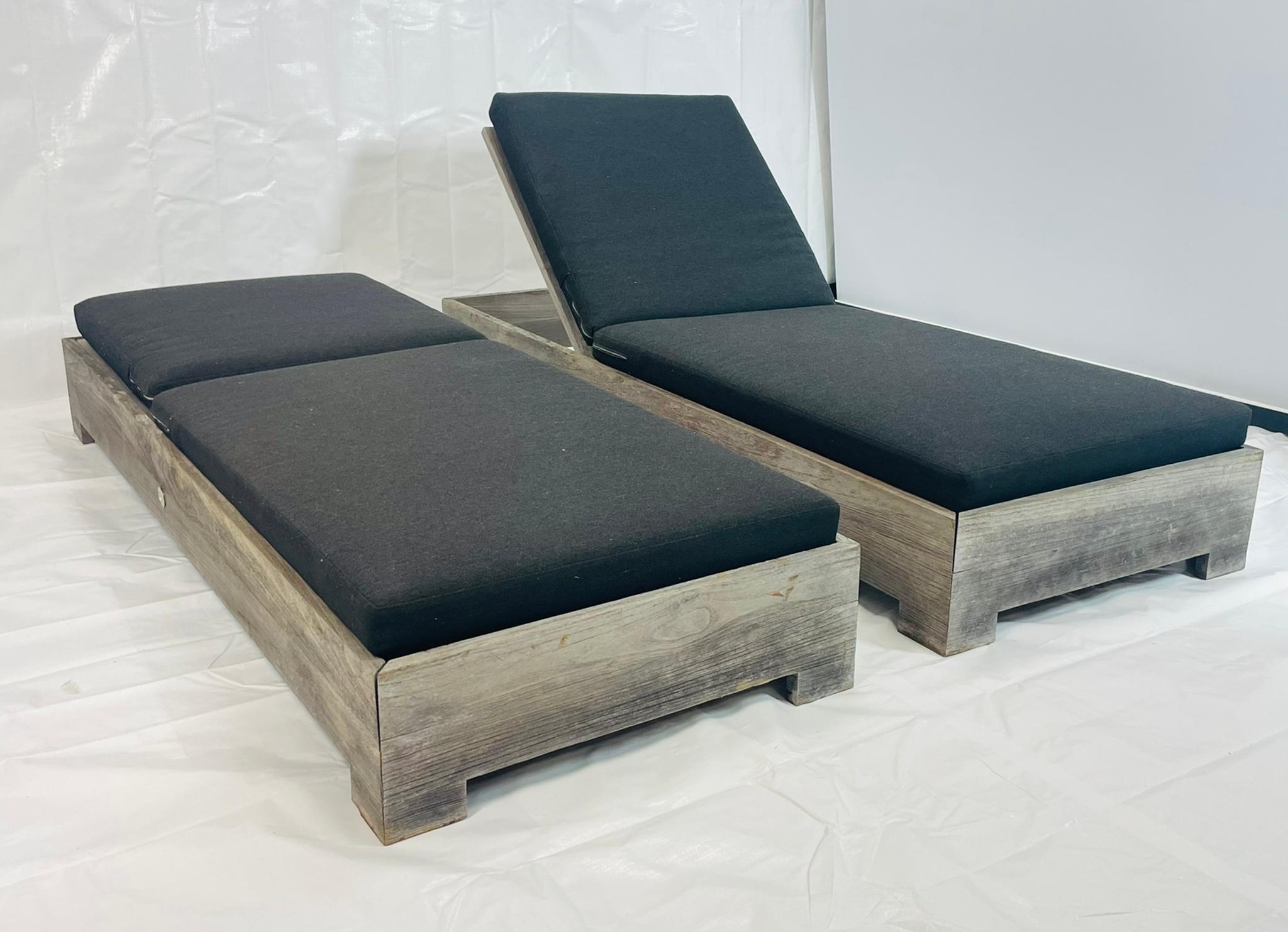 Coppia di lettini da esterno in teak di Restoration Hardware con cuscini neri In condizioni buone in vendita a Los Angeles, CA
