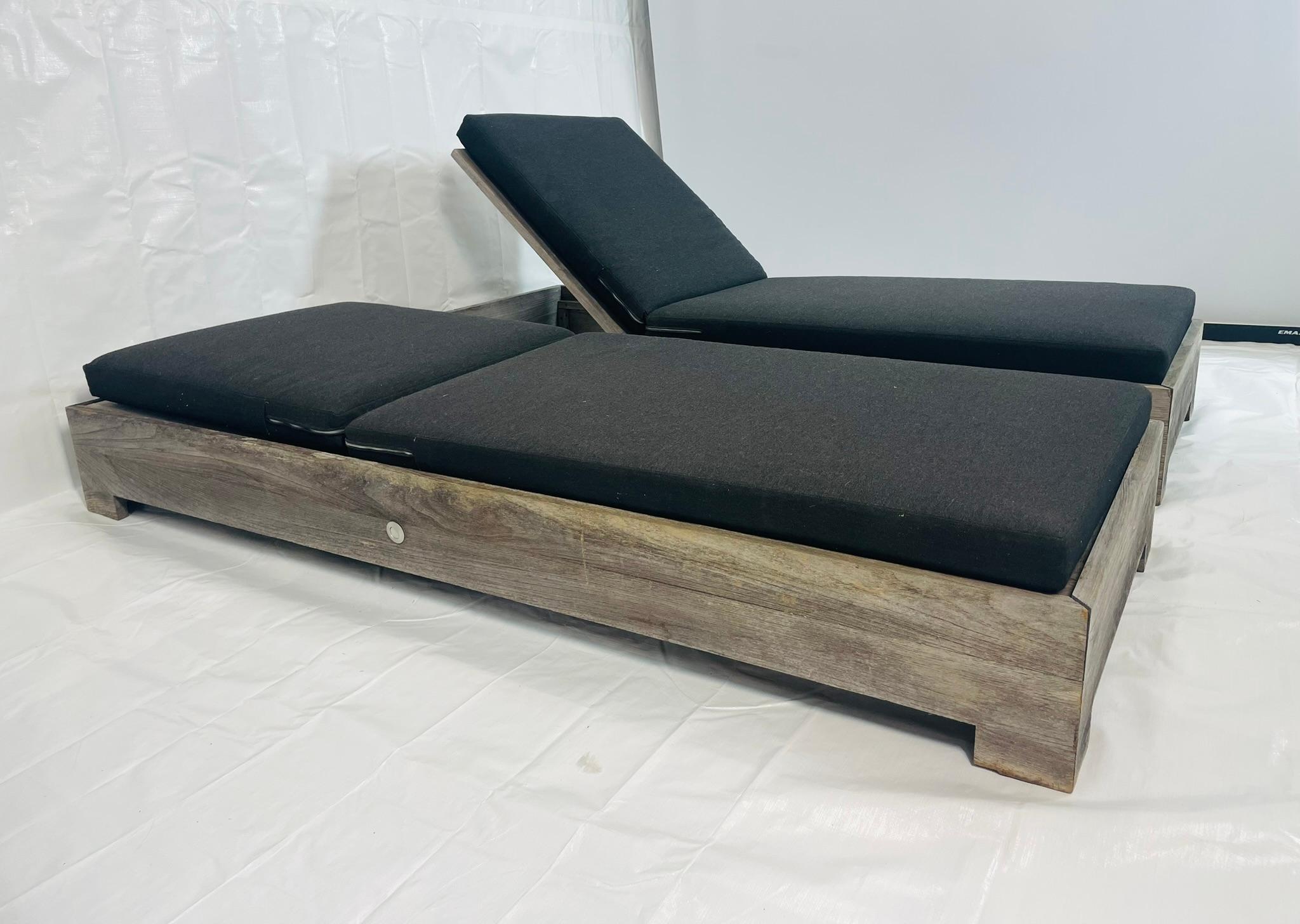 XXI secolo e contemporaneo Coppia di lettini da esterno in teak di Restoration Hardware con cuscini neri in vendita