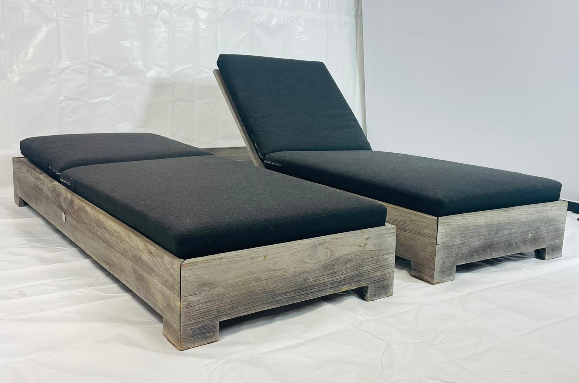 Teak Coppia di lettini da esterno in teak di Restoration Hardware con cuscini neri in vendita