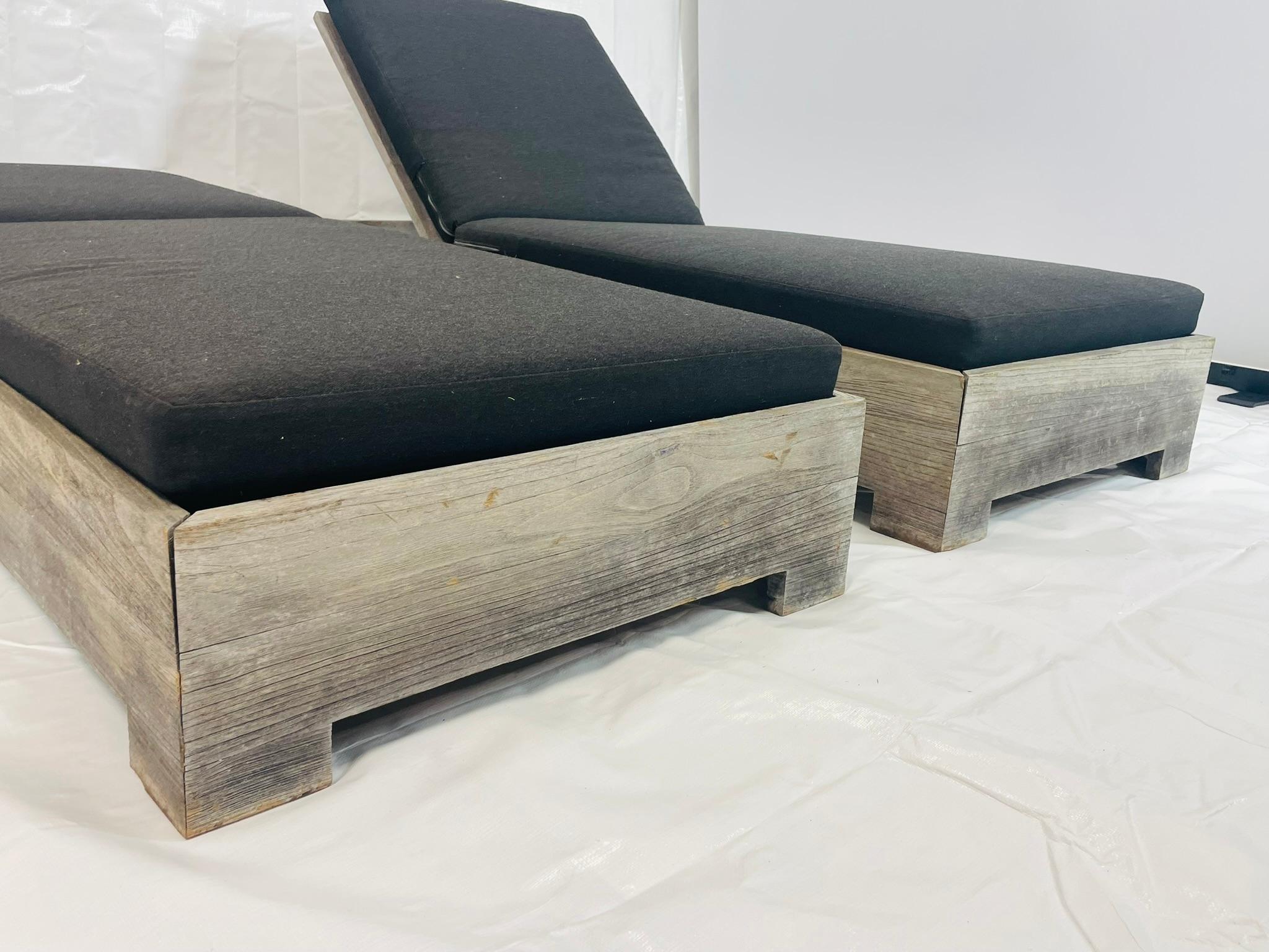 Coppia di lettini da esterno in teak di Restoration Hardware con cuscini neri in vendita 1