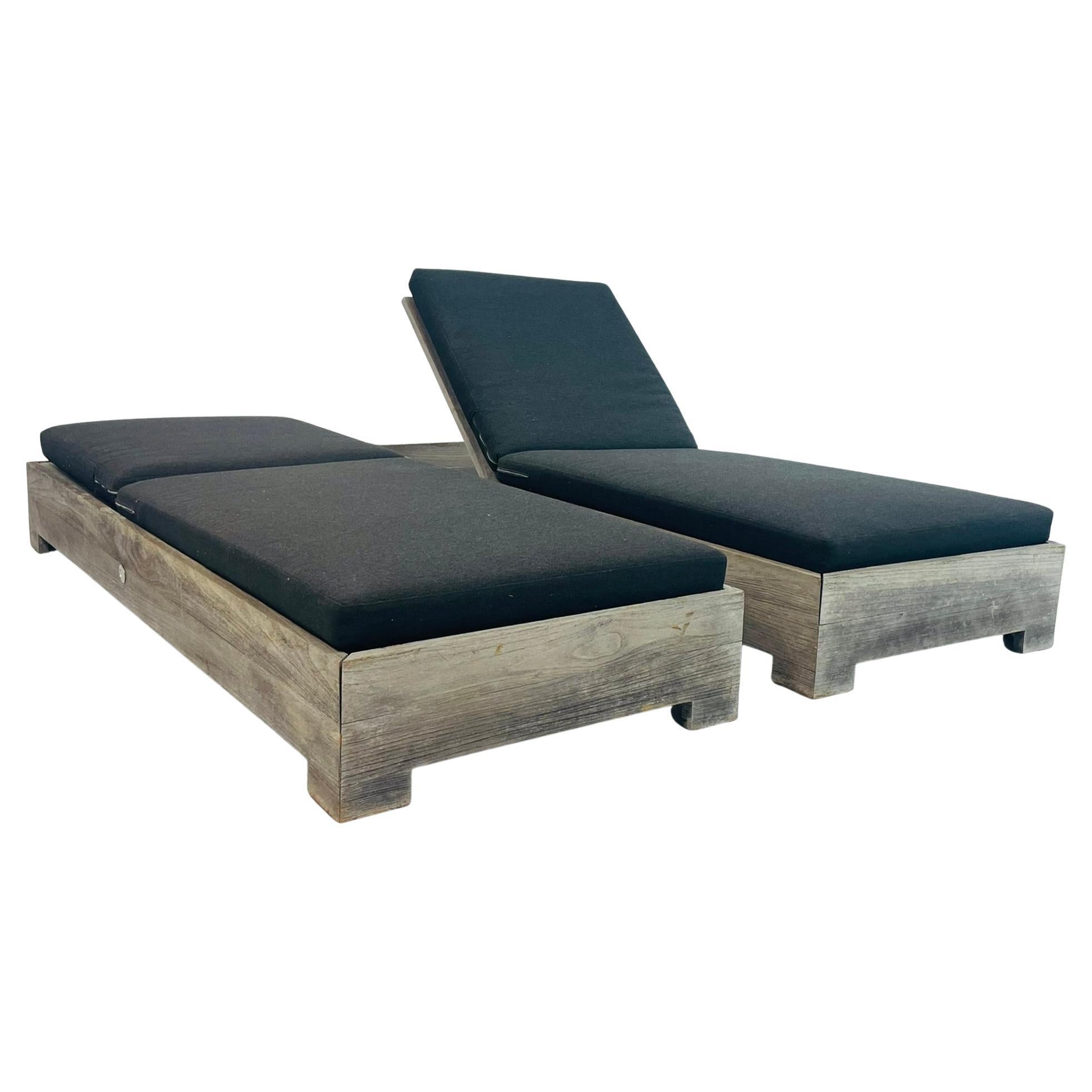 Coppia di lettini da esterno in teak di Restoration Hardware con cuscini neri