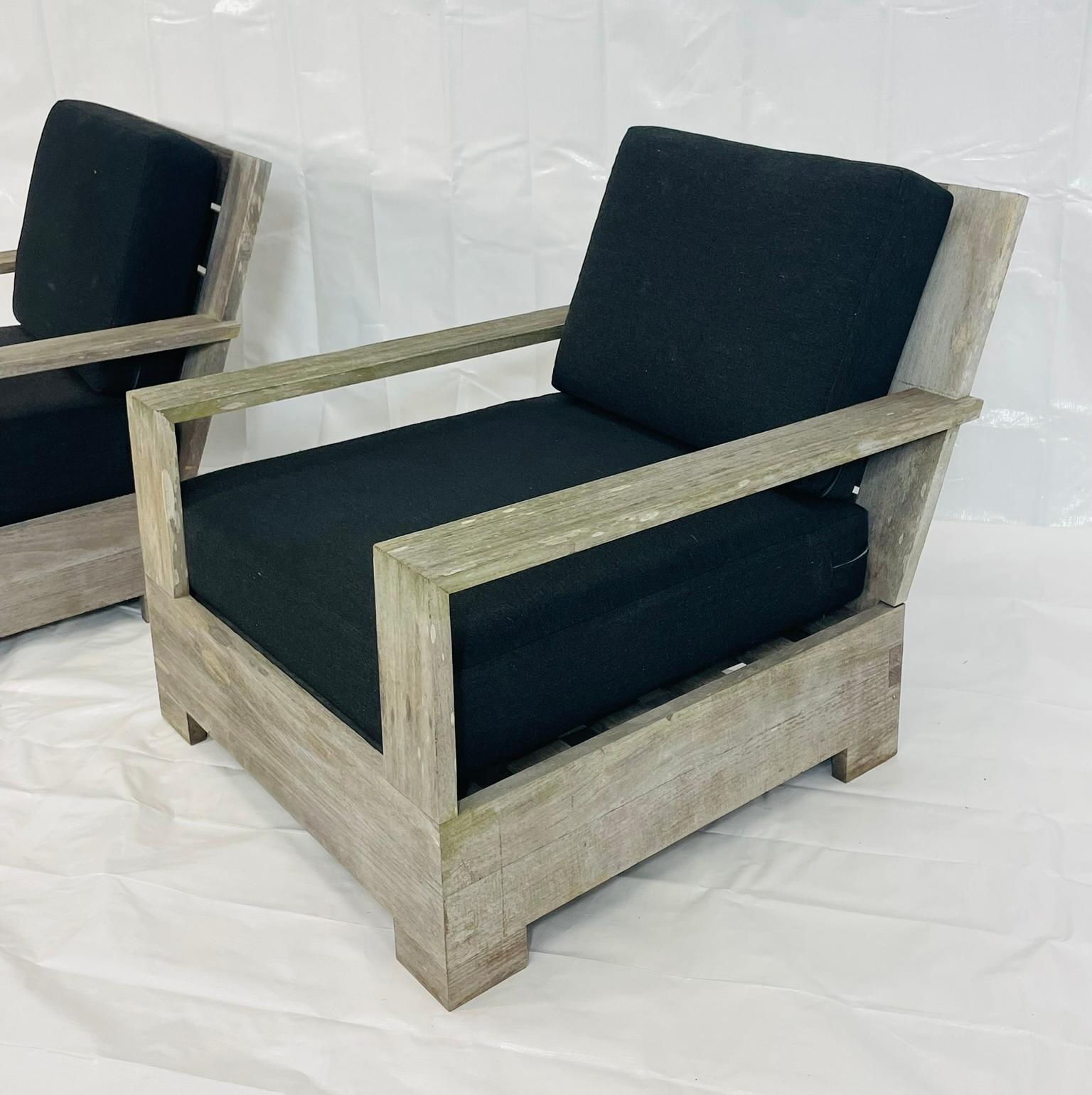 Coppia di poltrone da patio in teak Restoration Hardware con cuscini neri, etichetta in vendita 2