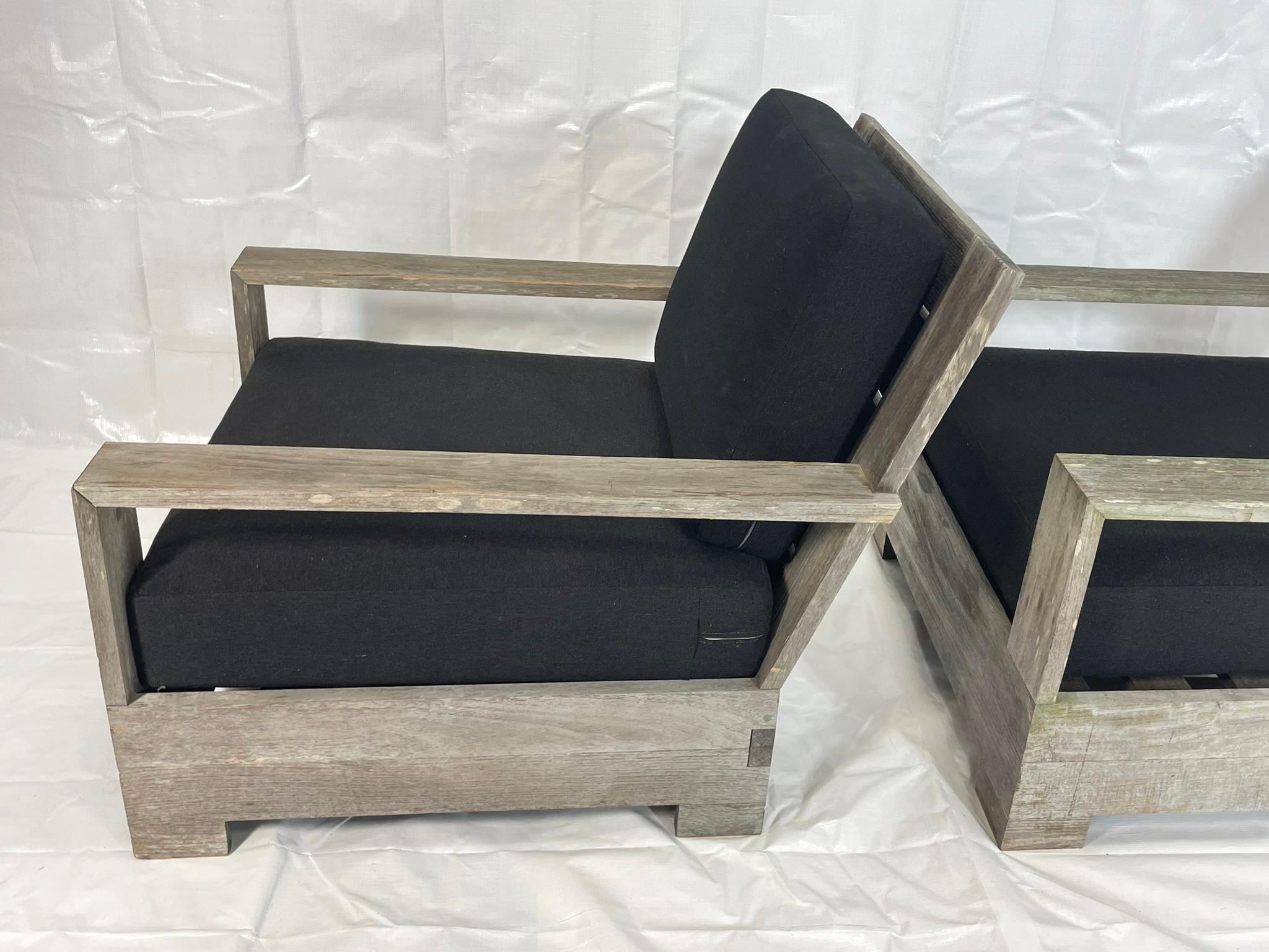 Coppia di poltrone da patio in teak Restoration Hardware con cuscini neri, etichetta in vendita 3