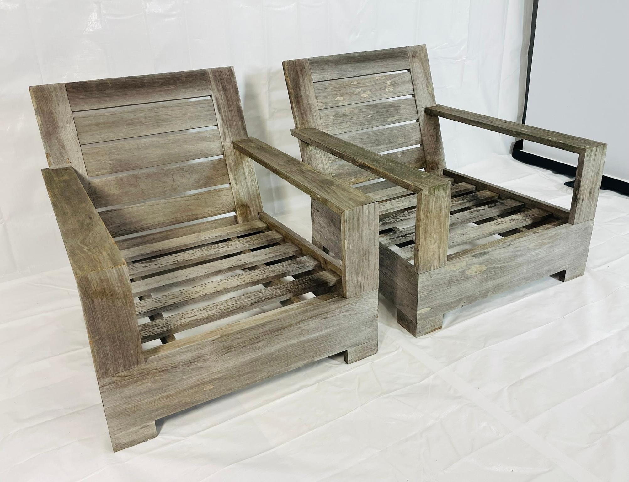 Coppia di poltrone da patio in teak Restoration Hardware con cuscini neri, etichetta in vendita 4