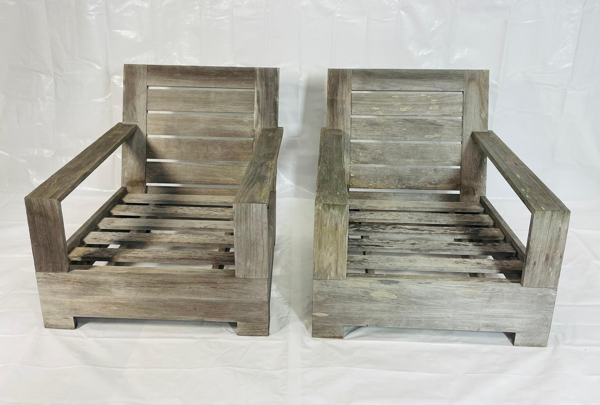 Coppia di poltrone da patio in teak Restoration Hardware con cuscini neri, etichetta in vendita 5
