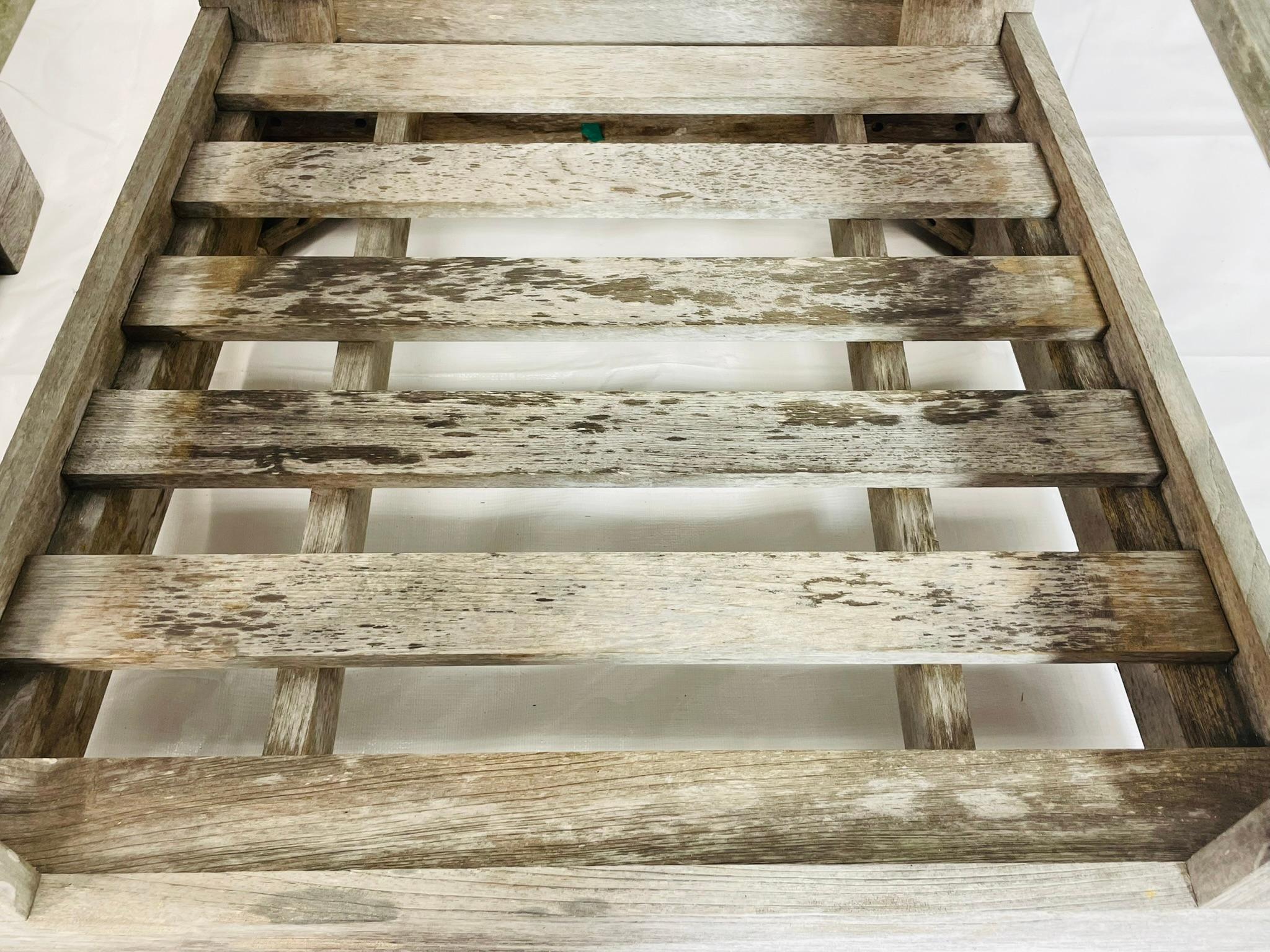 Coppia di poltrone da patio in teak Restoration Hardware con cuscini neri, etichetta in vendita 6
