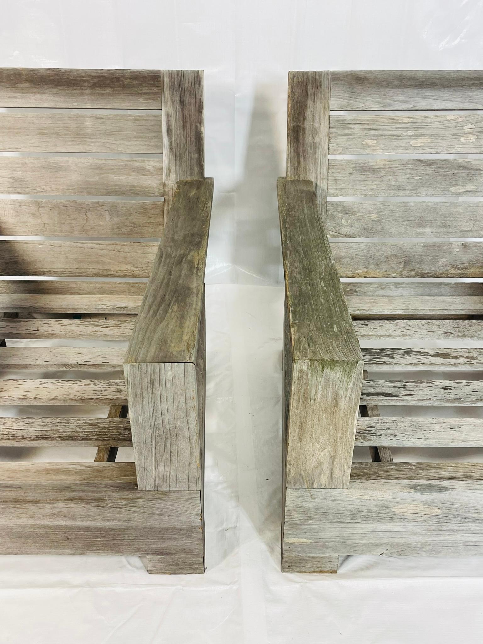 Coppia di poltrone da patio in teak Restoration Hardware con cuscini neri, etichetta in vendita 7