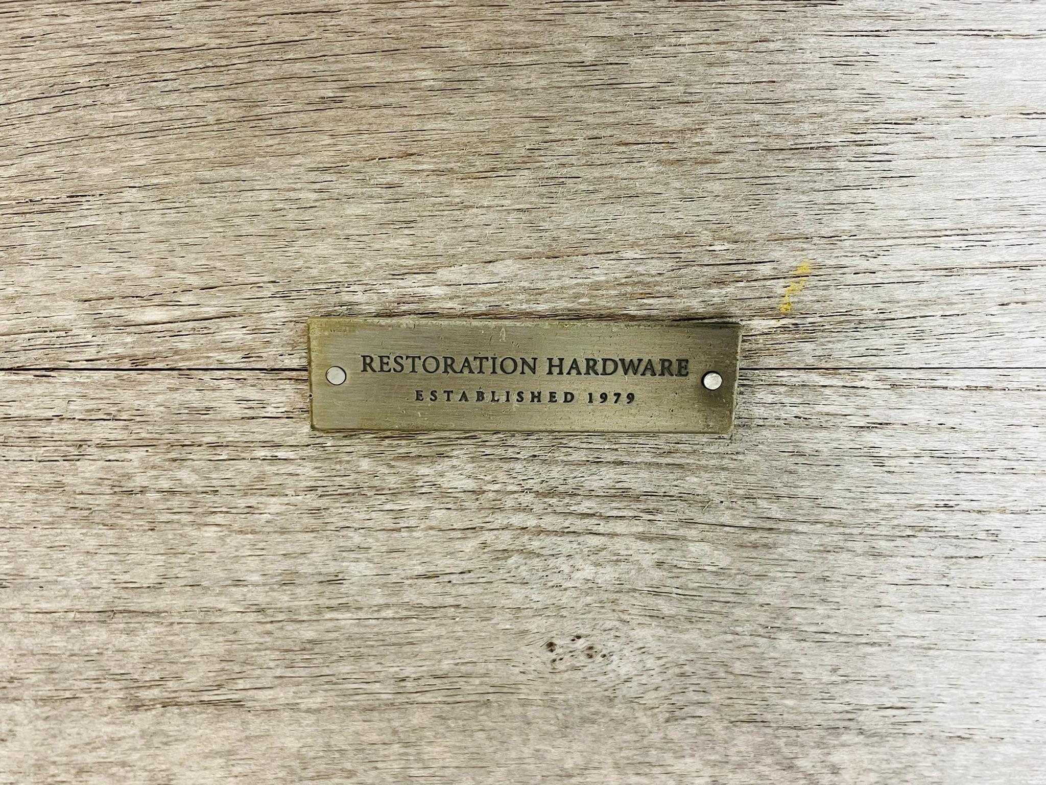 Coppia di poltrone da patio in teak Restoration Hardware con cuscini neri, etichetta in vendita 9