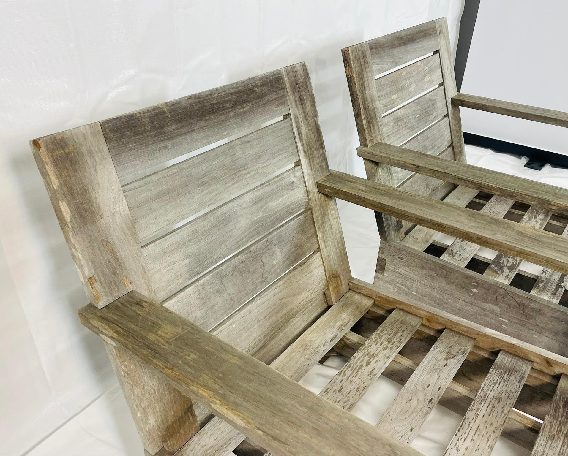 Coppia di poltrone da patio in teak Restoration Hardware con cuscini neri, etichetta in vendita 11
