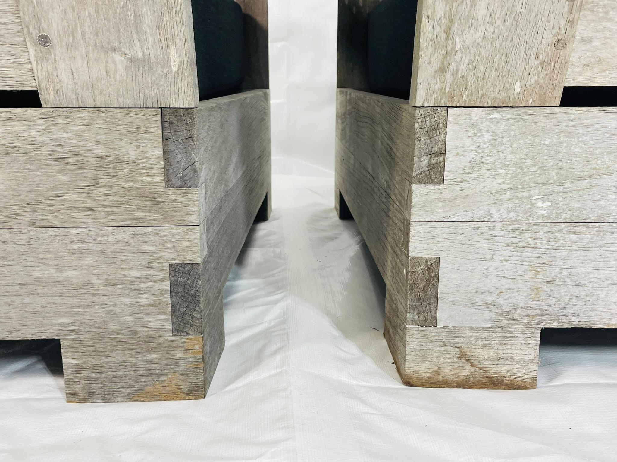 Coppia di poltrone da patio in teak Restoration Hardware con cuscini neri, etichetta in vendita 12