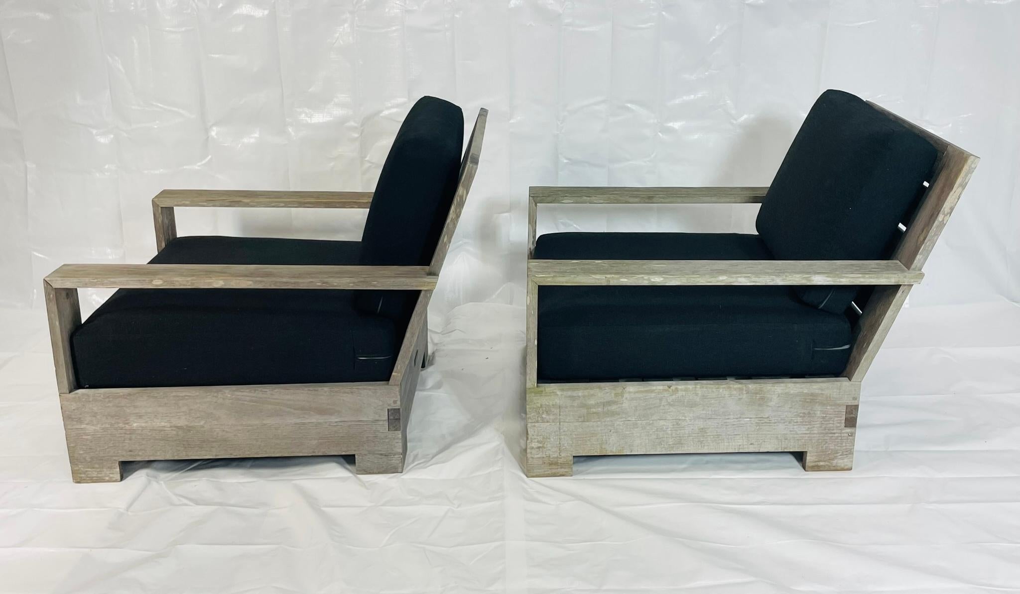 Vietnamita Coppia di poltrone da patio in teak Restoration Hardware con cuscini neri, etichetta in vendita