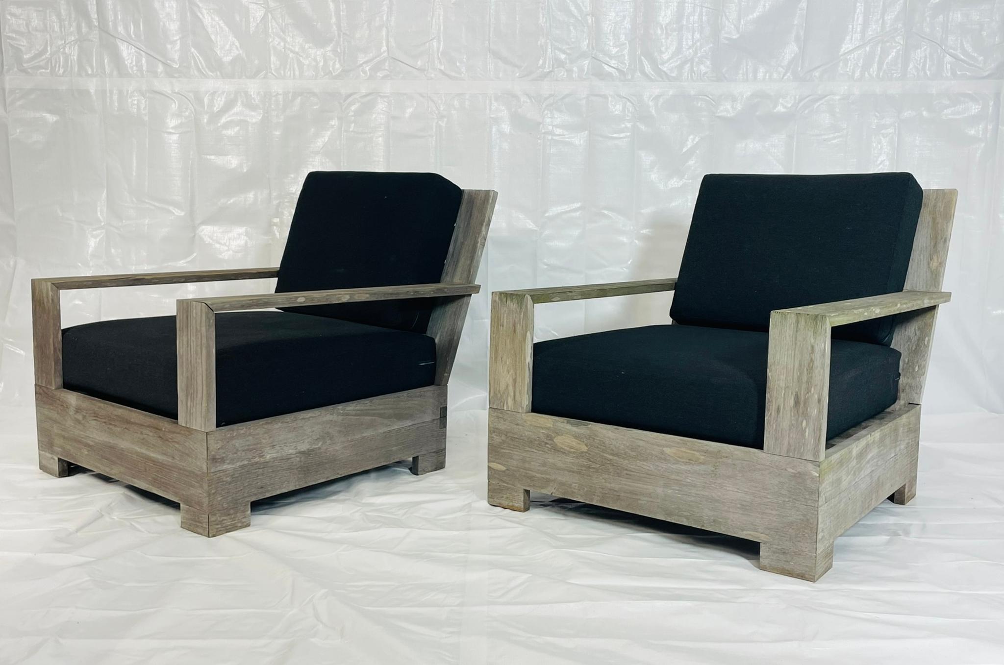 Anodizzato Coppia di poltrone da patio in teak Restoration Hardware con cuscini neri, etichetta in vendita