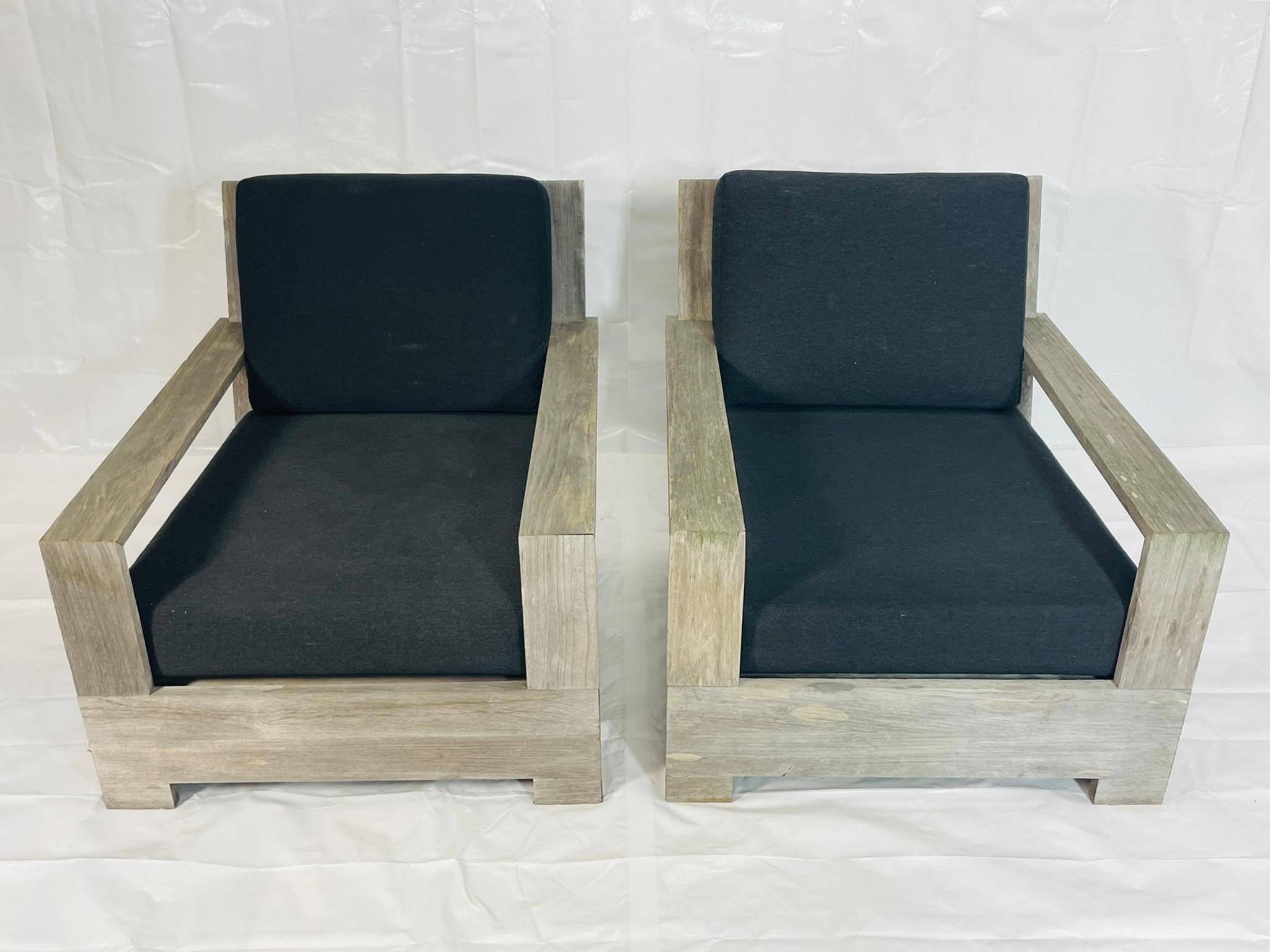 Coppia di poltrone da patio in teak Restoration Hardware con cuscini neri, etichetta In condizioni buone in vendita a Los Angeles, CA