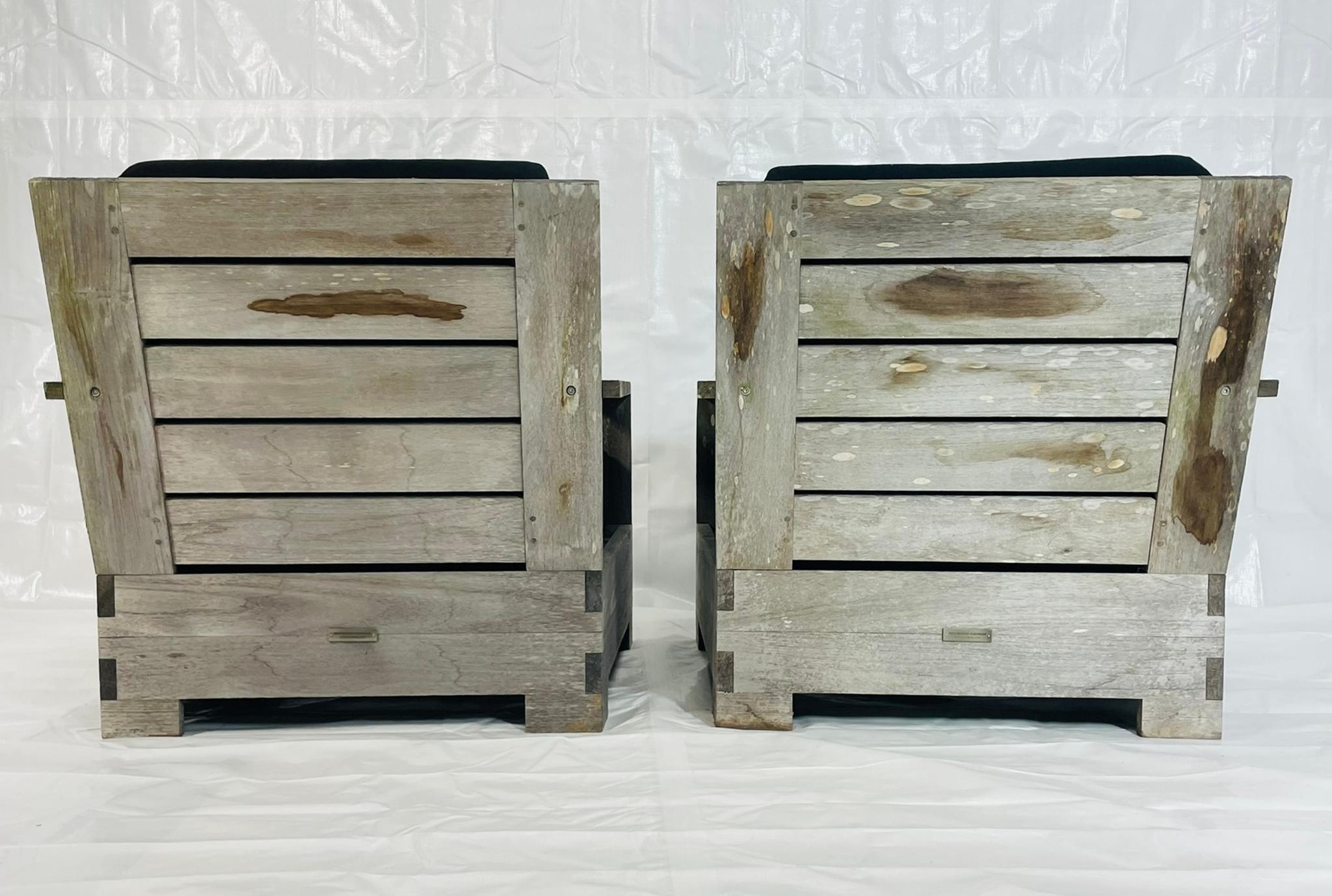 XXI secolo e contemporaneo Coppia di poltrone da patio in teak Restoration Hardware con cuscini neri, etichetta in vendita