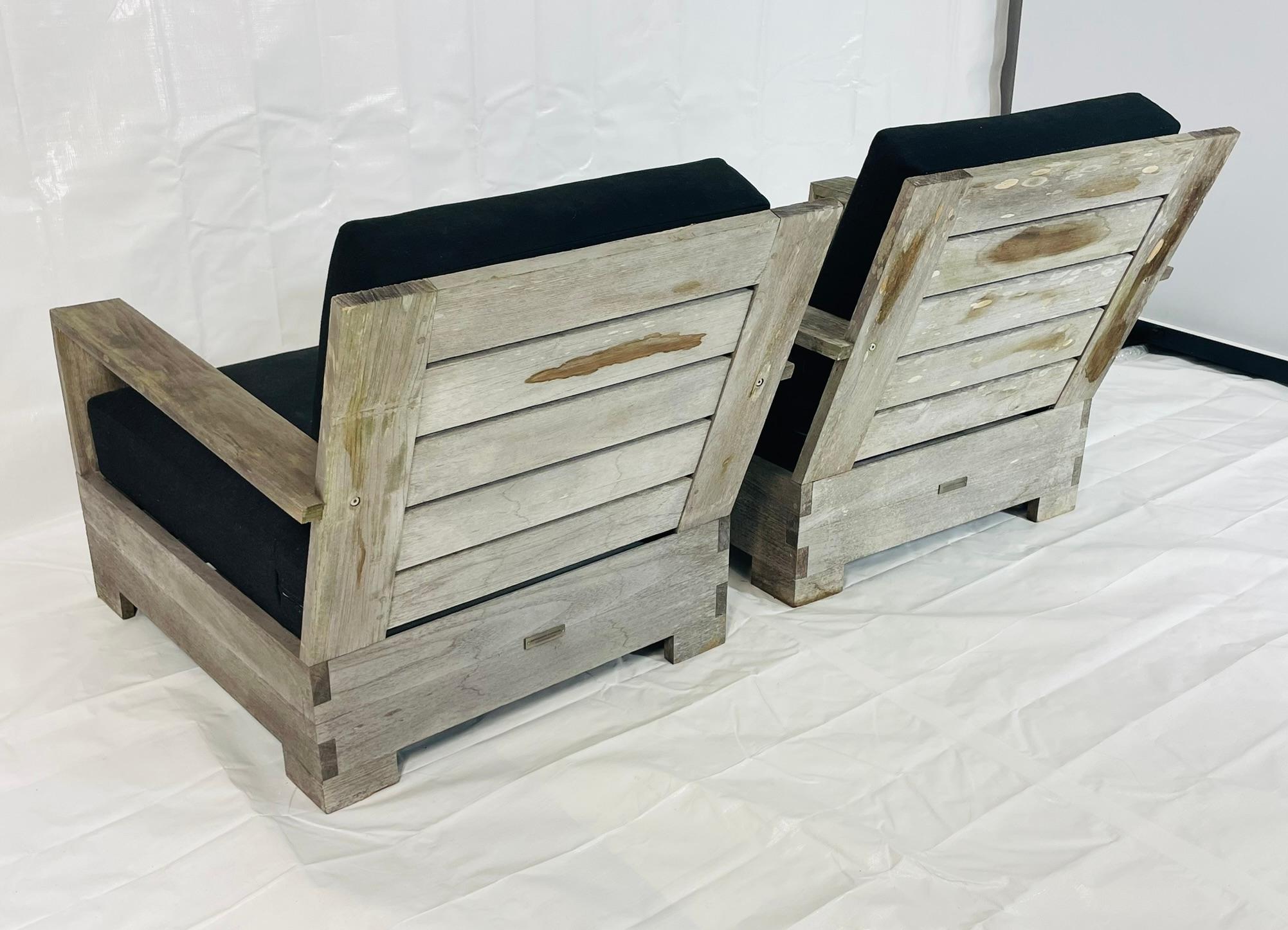 Tessile Coppia di poltrone da patio in teak Restoration Hardware con cuscini neri, etichetta in vendita