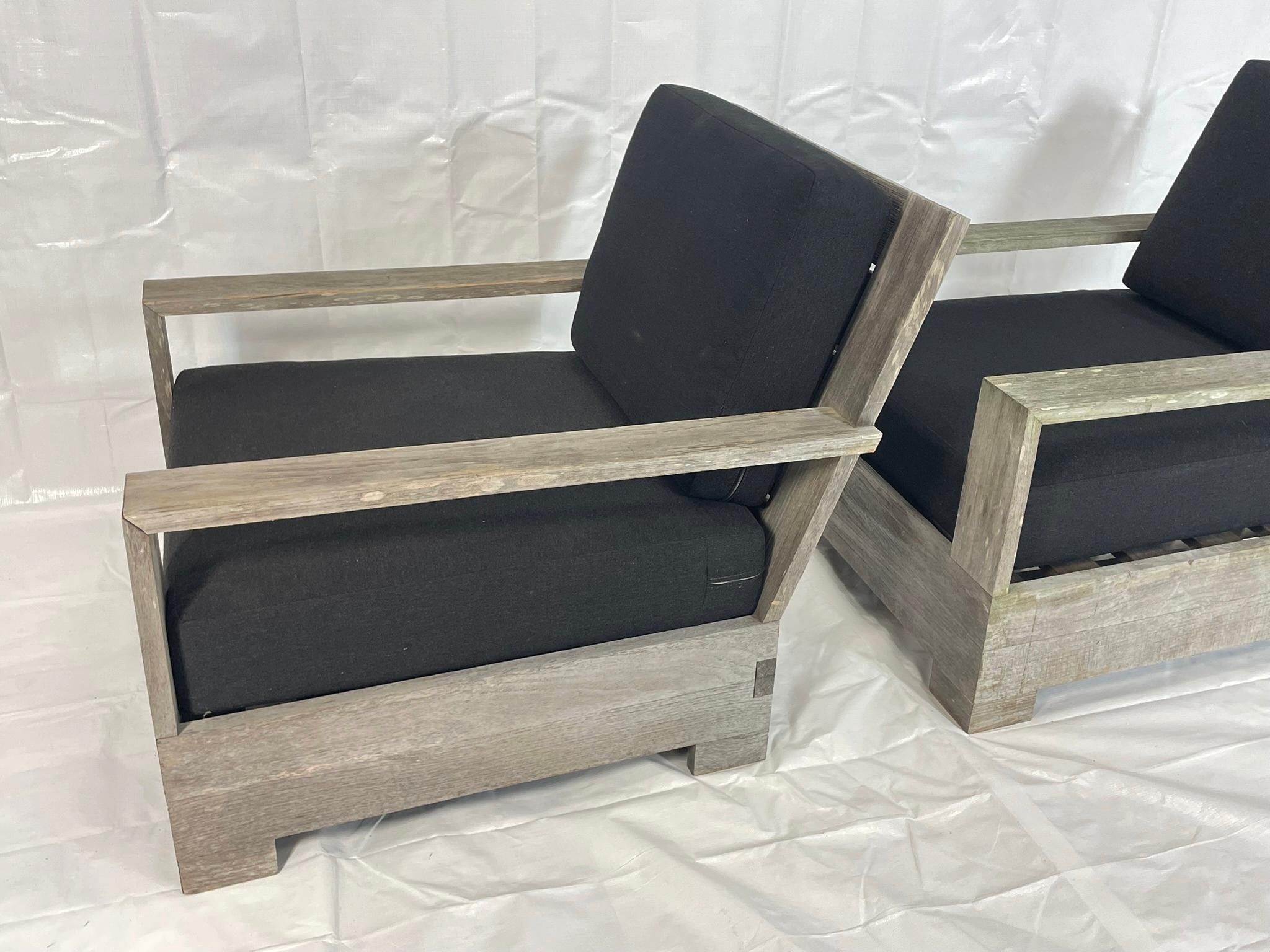 Coppia di poltrone da patio in teak Restoration Hardware con cuscini neri, etichetta in vendita 1