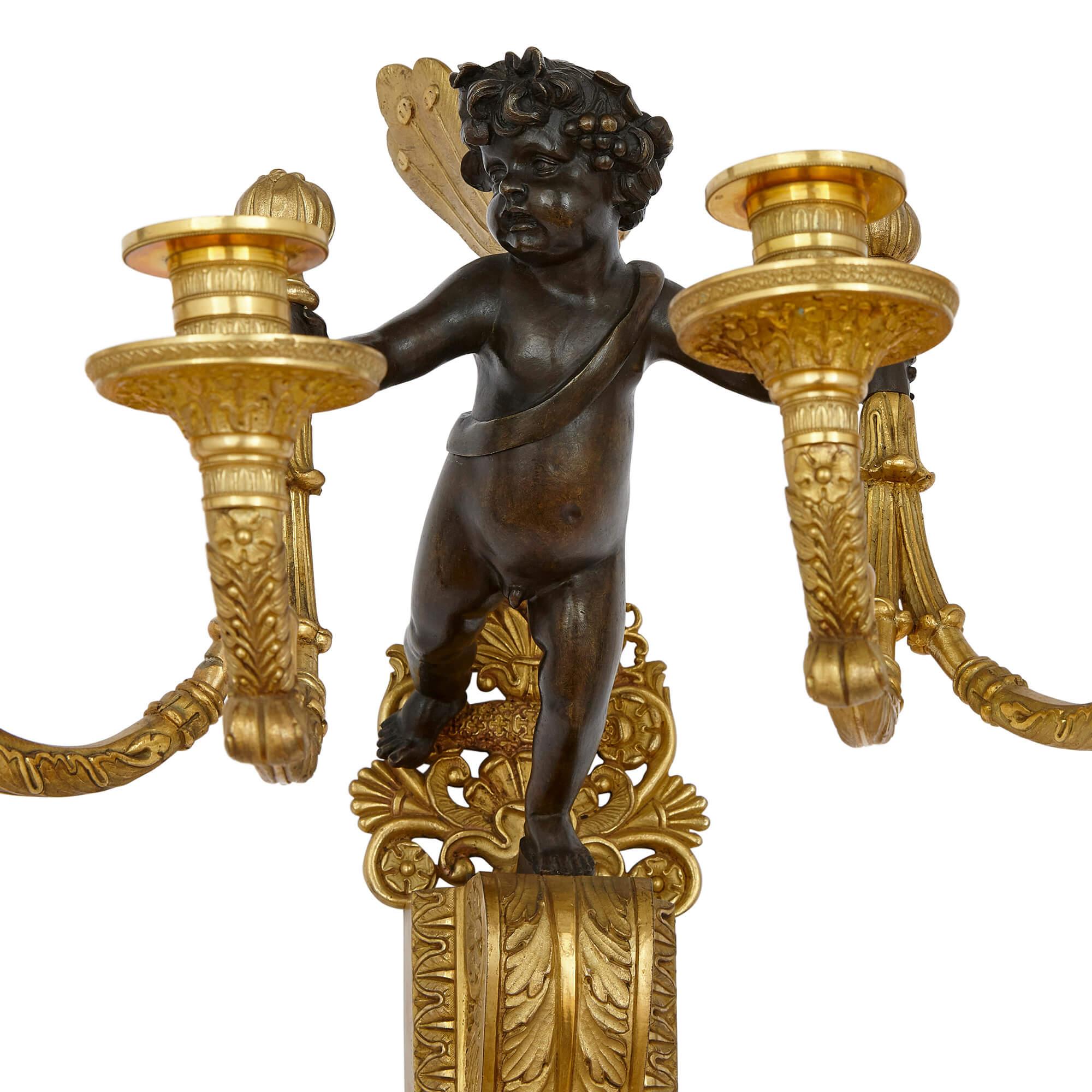Wandleuchten aus vergoldeter und patinierter Bronze aus der Restaurierungszeit, Paar (Vergoldet) im Angebot