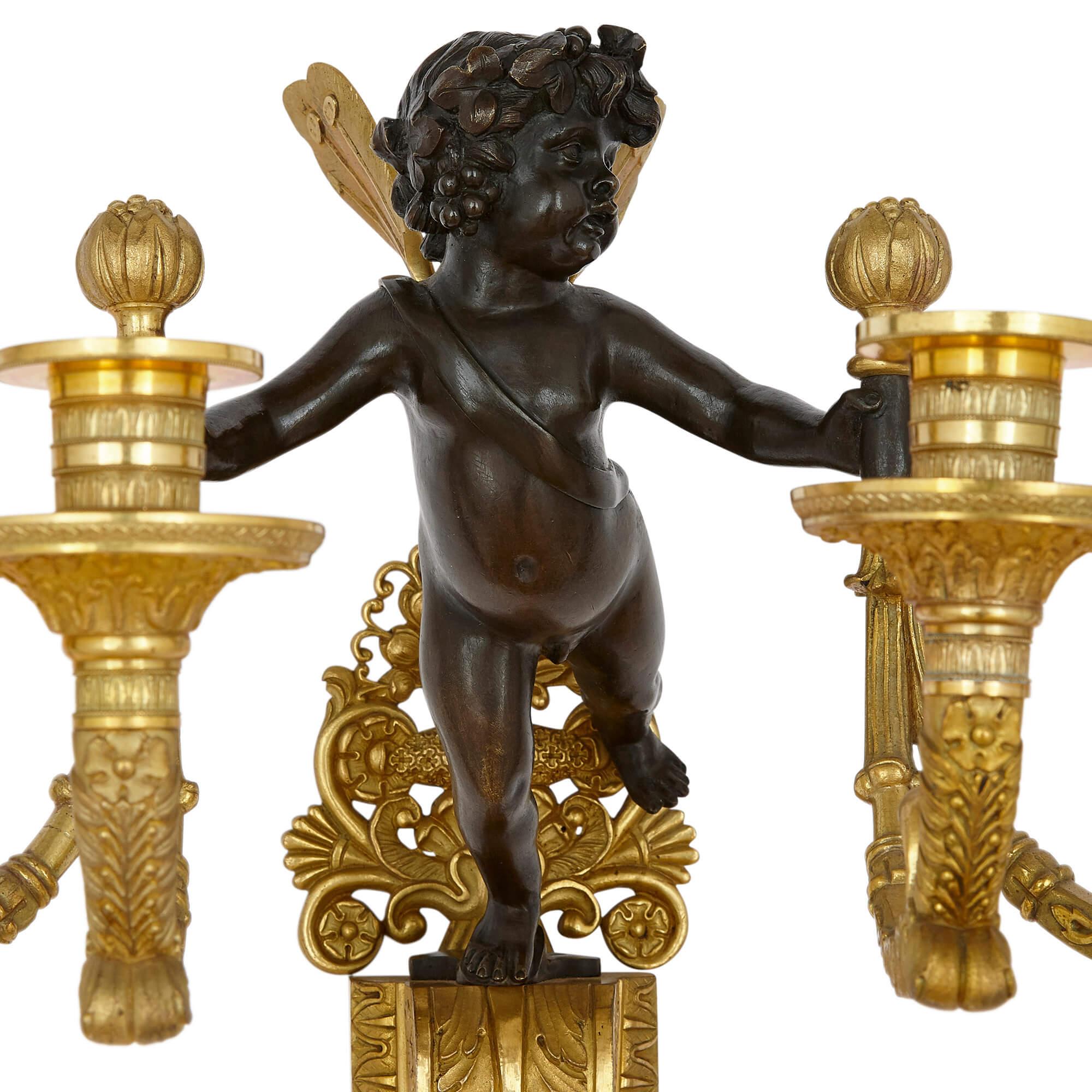 Wandleuchten aus vergoldeter und patinierter Bronze aus der Restaurierungszeit, Paar (19. Jahrhundert) im Angebot