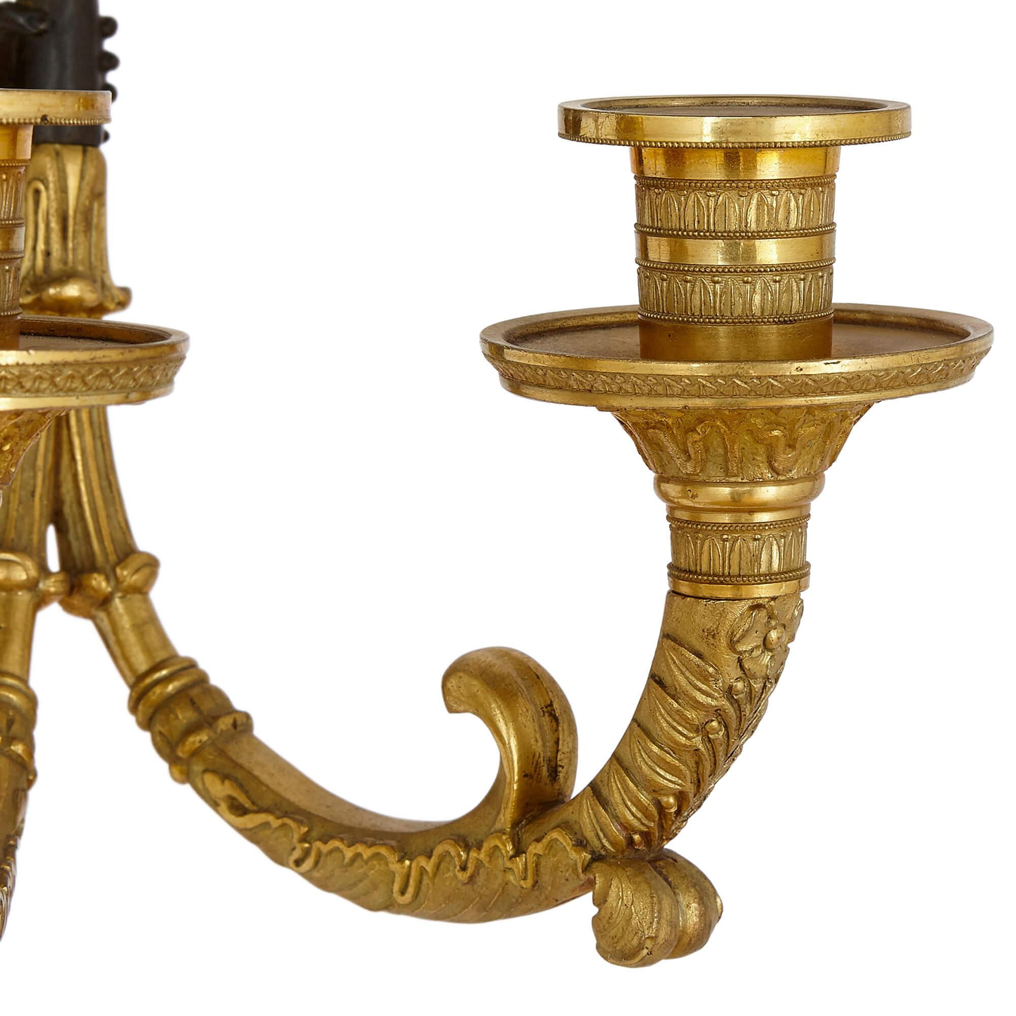 Wandleuchten aus vergoldeter und patinierter Bronze aus der Restaurierungszeit, Paar im Angebot 2