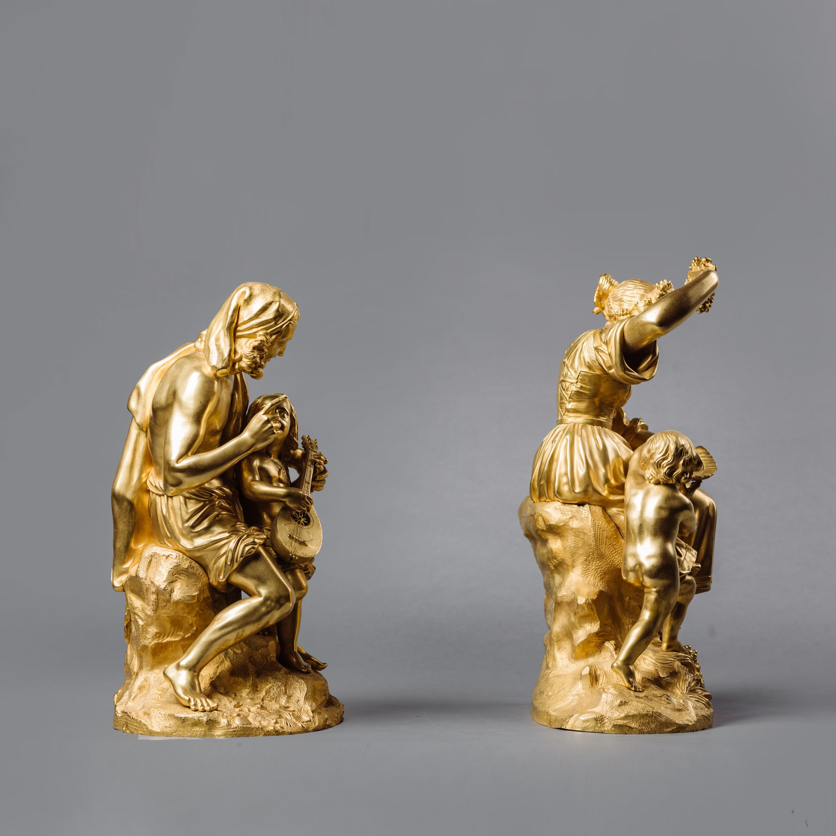 Paar allegorische Gruppen aus vergoldeter Bronze aus der Zeit der Restauration. Französisch:: um 1830 (Vergoldet) im Angebot
