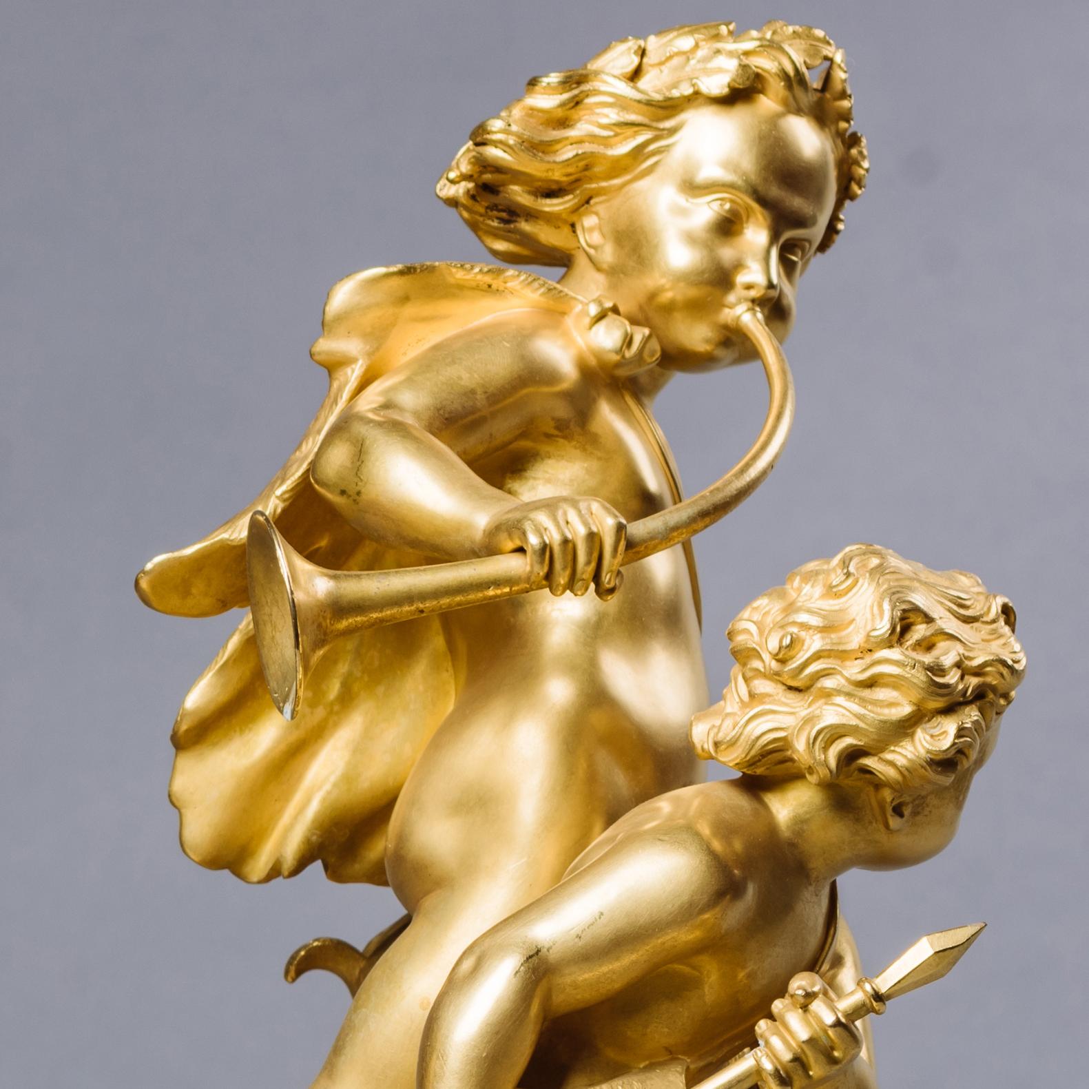 Ein außergewöhnliches Paar von vergoldeten Bronzefiguren aus der Restaurierungszeit, die die Jagd und den Fischfang darstellen.

Jede Gruppe steht auf einem naturalistisch modellierten Sockel und ist fein modelliert und ziseliert, mit einer