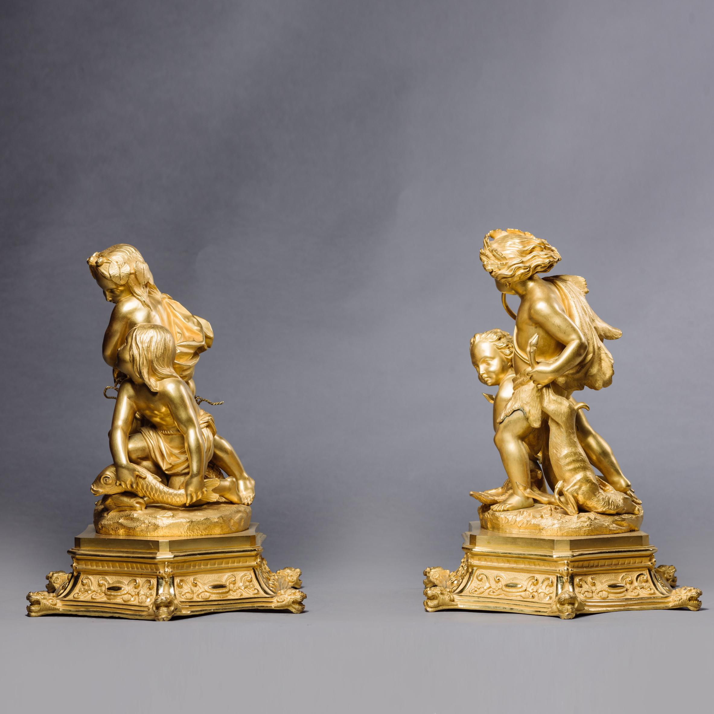 Paar Figurengruppeen aus vergoldeter Bronze aus der Zeit der Restauration. Französisch:: um 1830 (Vergoldet) im Angebot