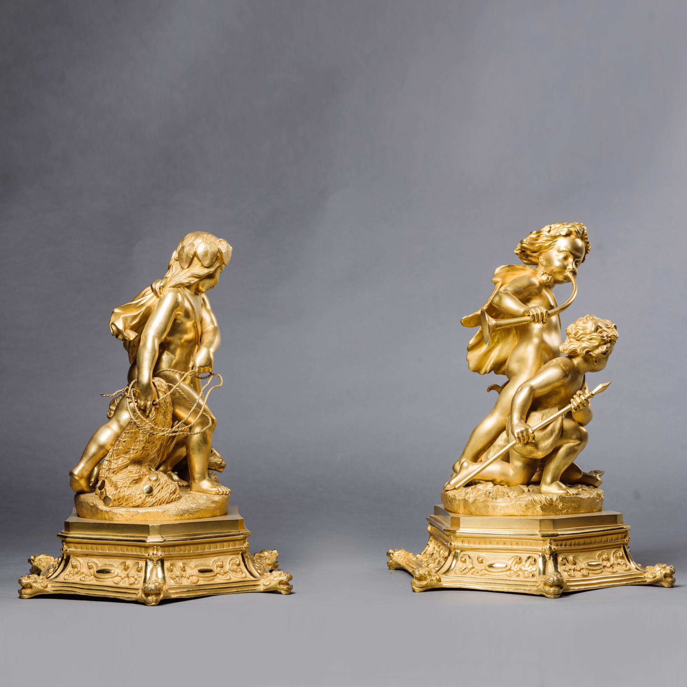 Paar Figurengruppeen aus vergoldeter Bronze aus der Zeit der Restauration. Französisch:: um 1830 (19. Jahrhundert) im Angebot