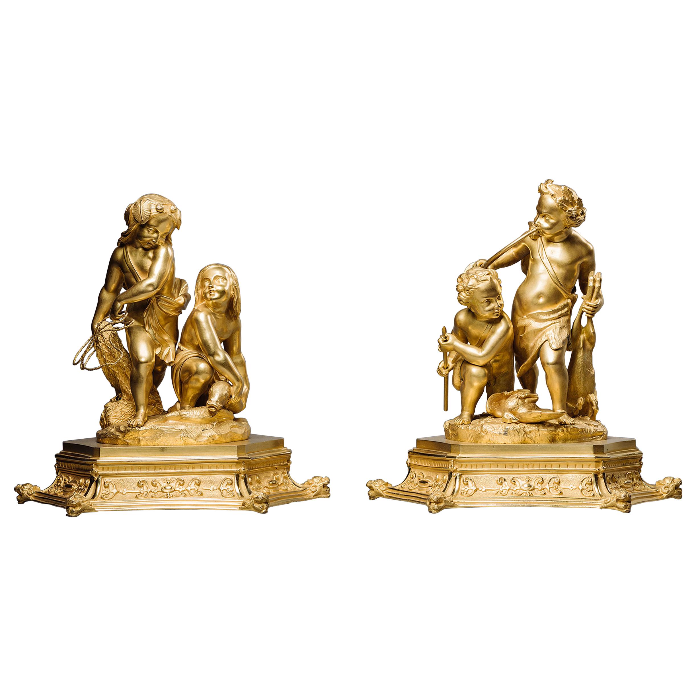Paar Figurengruppeen aus vergoldeter Bronze aus der Zeit der Restauration. Französisch:: um 1830 im Angebot