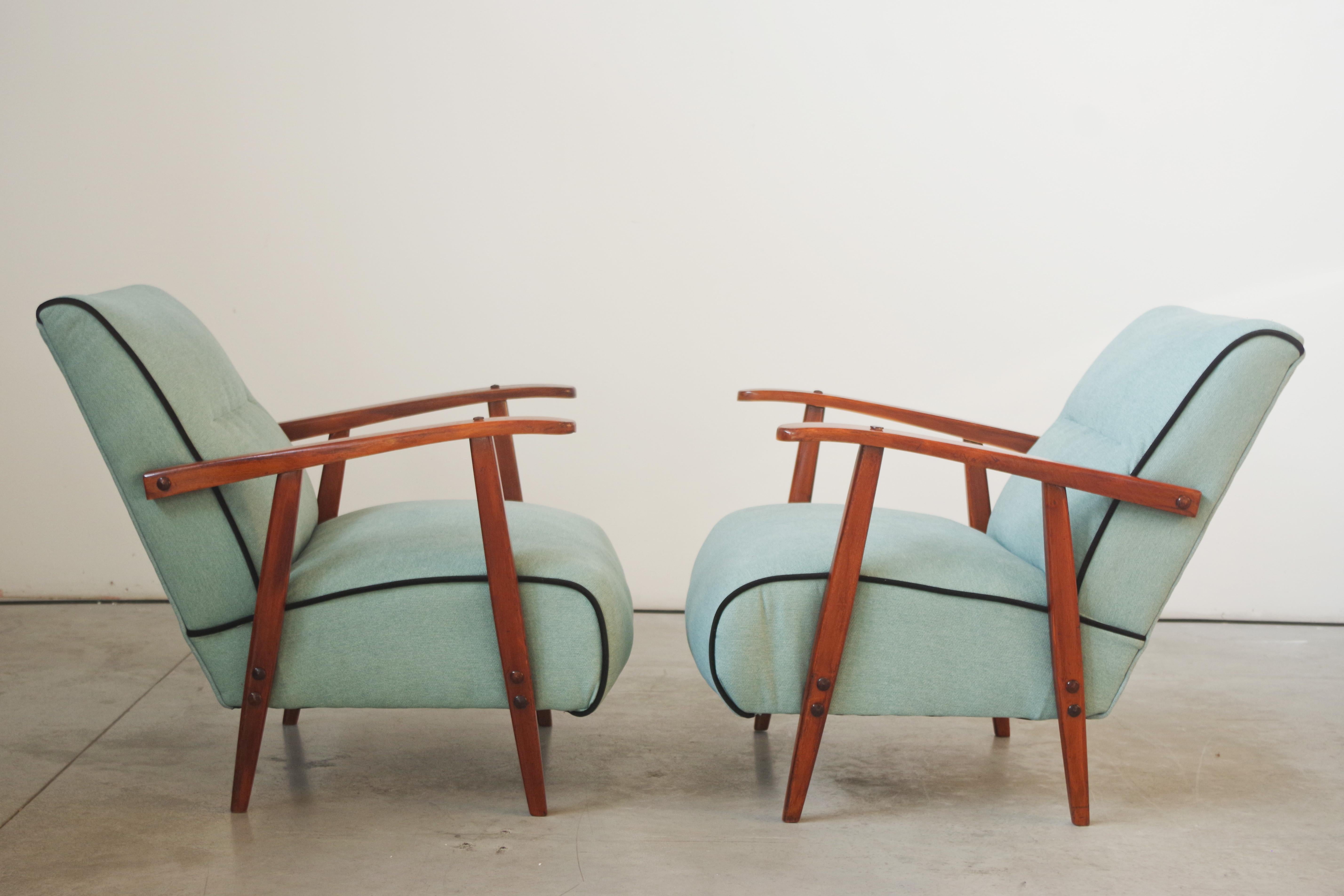 Paire de fauteuils restaurés en bois de frêne des années 1940 dans le style moderne du milieu du siècle dernier en vente 1