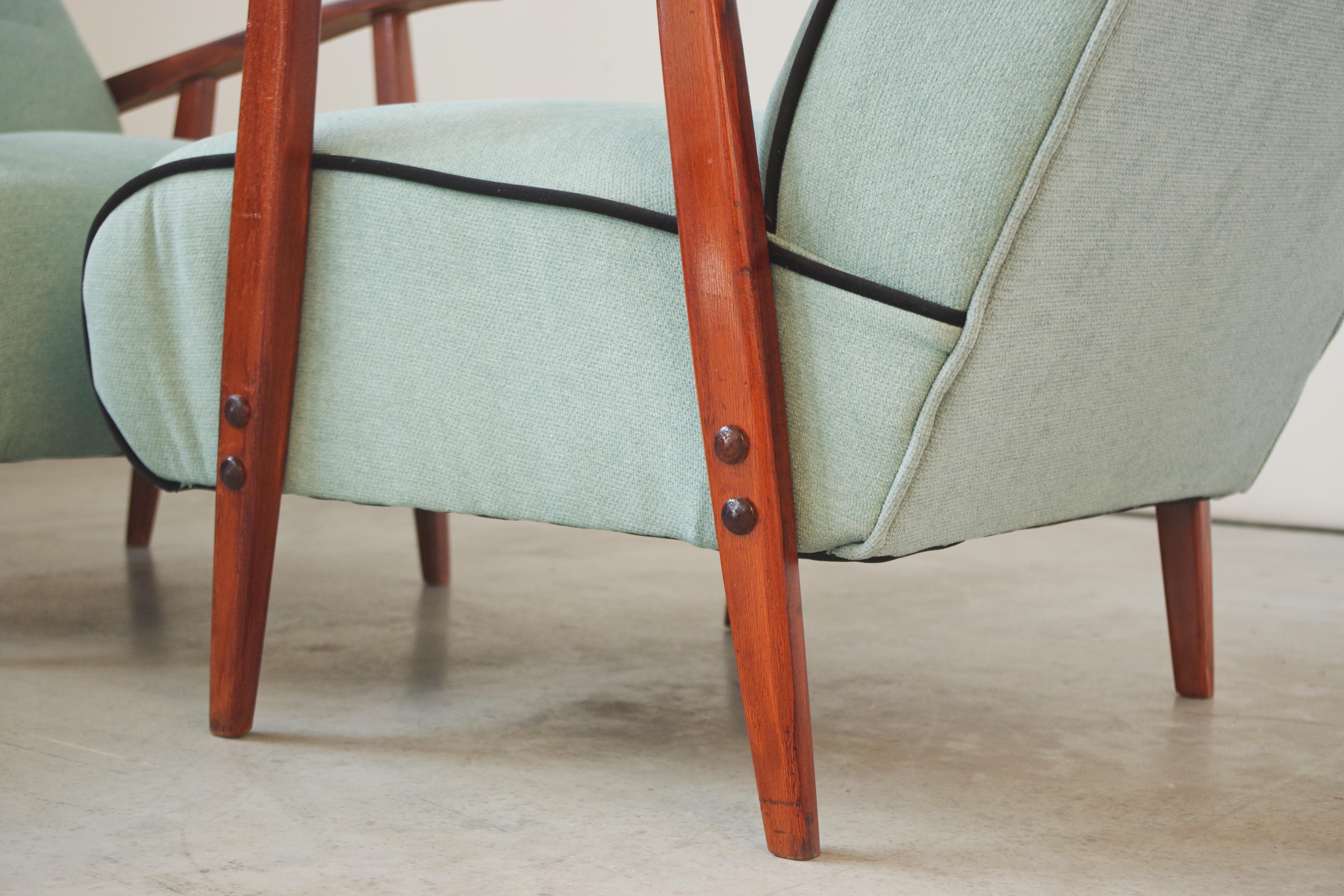 Paire de fauteuils restaurés en bois de frêne des années 1940 dans le style moderne du milieu du siècle dernier en vente 2