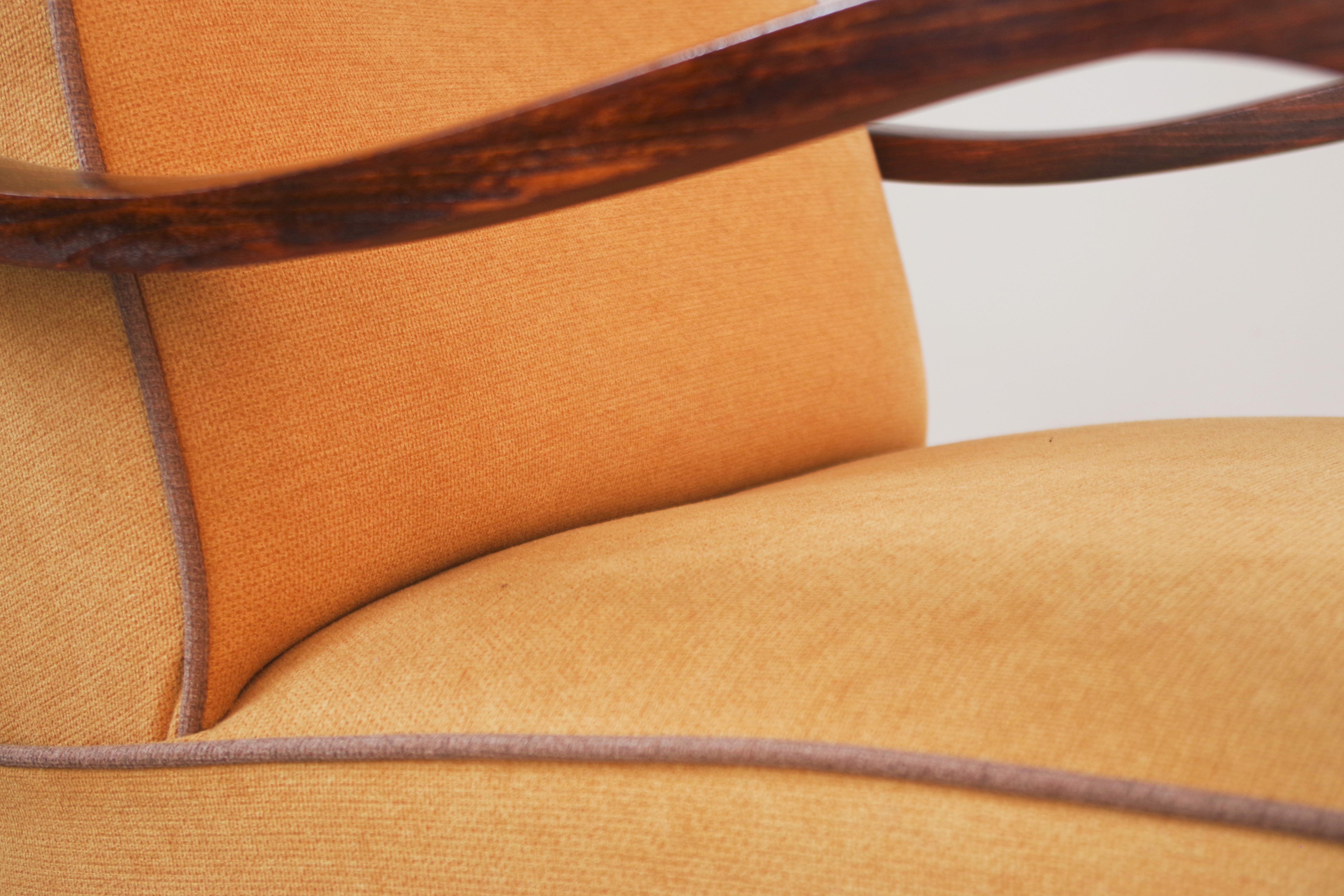 Paire de fauteuils en hêtre restaurés des années 1940 dans le style moderne du milieu du siècle dernier en vente 4