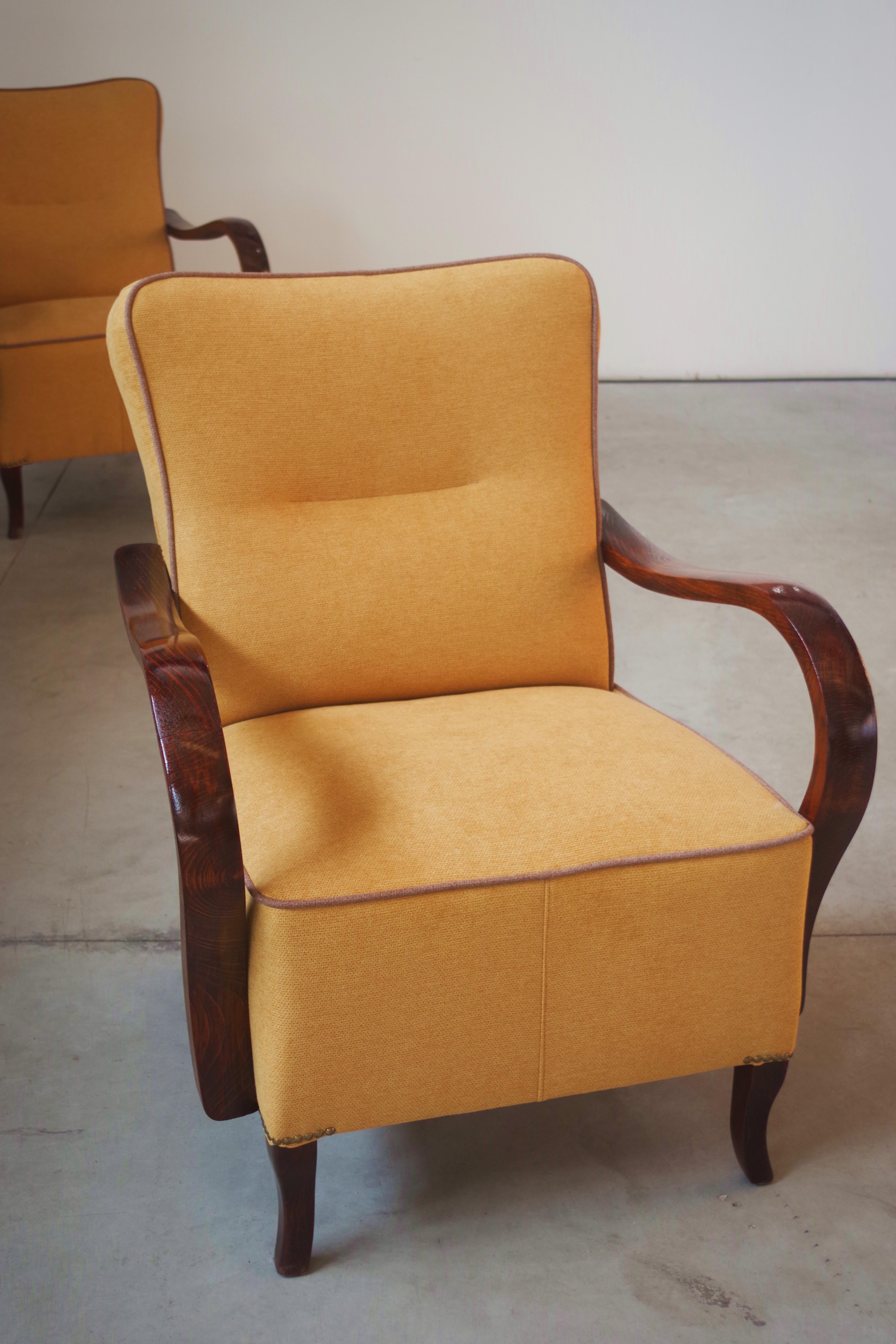 Paire de fauteuils en hêtre restaurés des années 1940 dans le style moderne du milieu du siècle dernier en vente 5