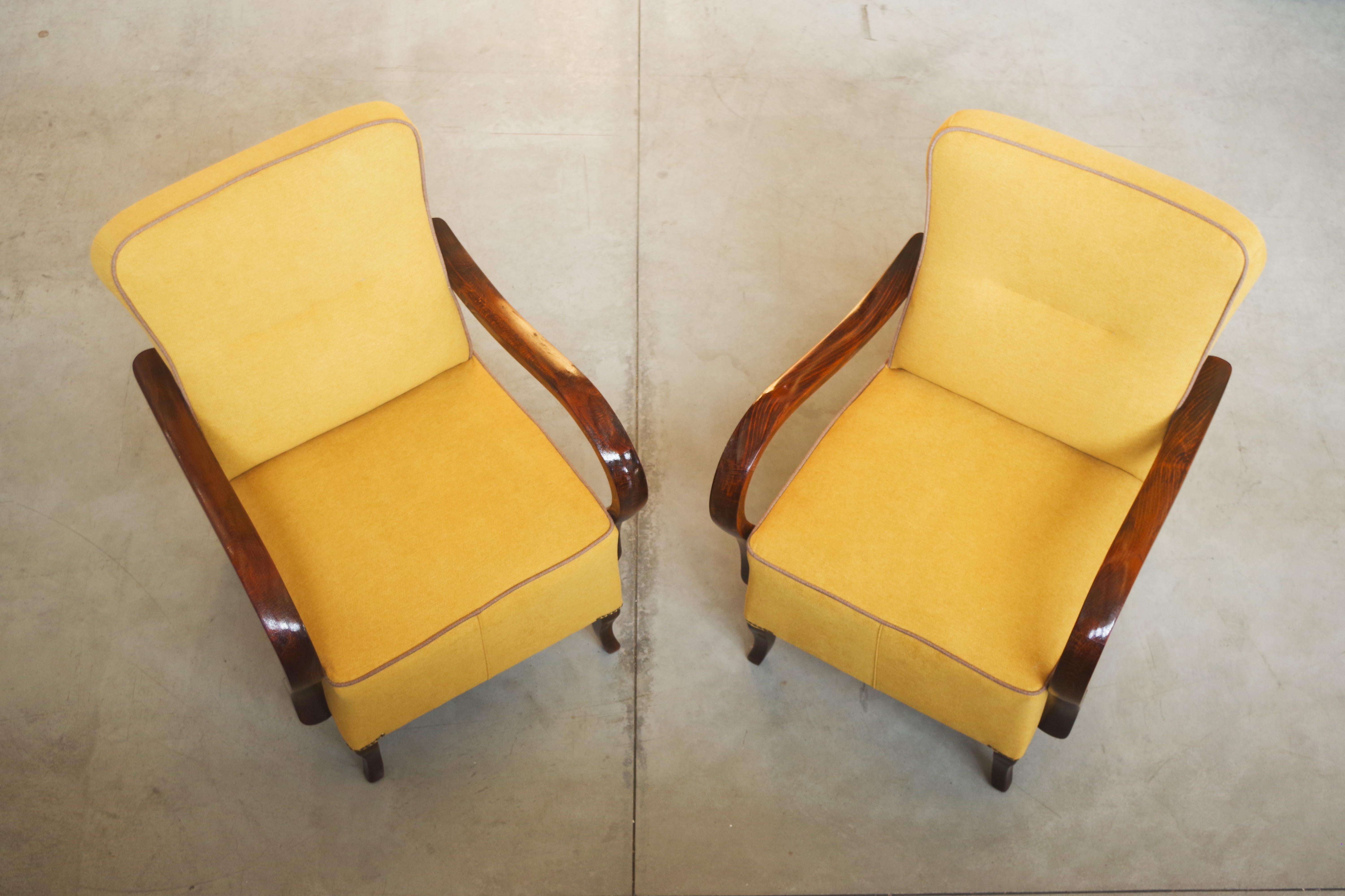 Italian Paire de fauteuils en hêtre restaurés des années 1940 dans le style moderne du milieu du siècle dernier en vente