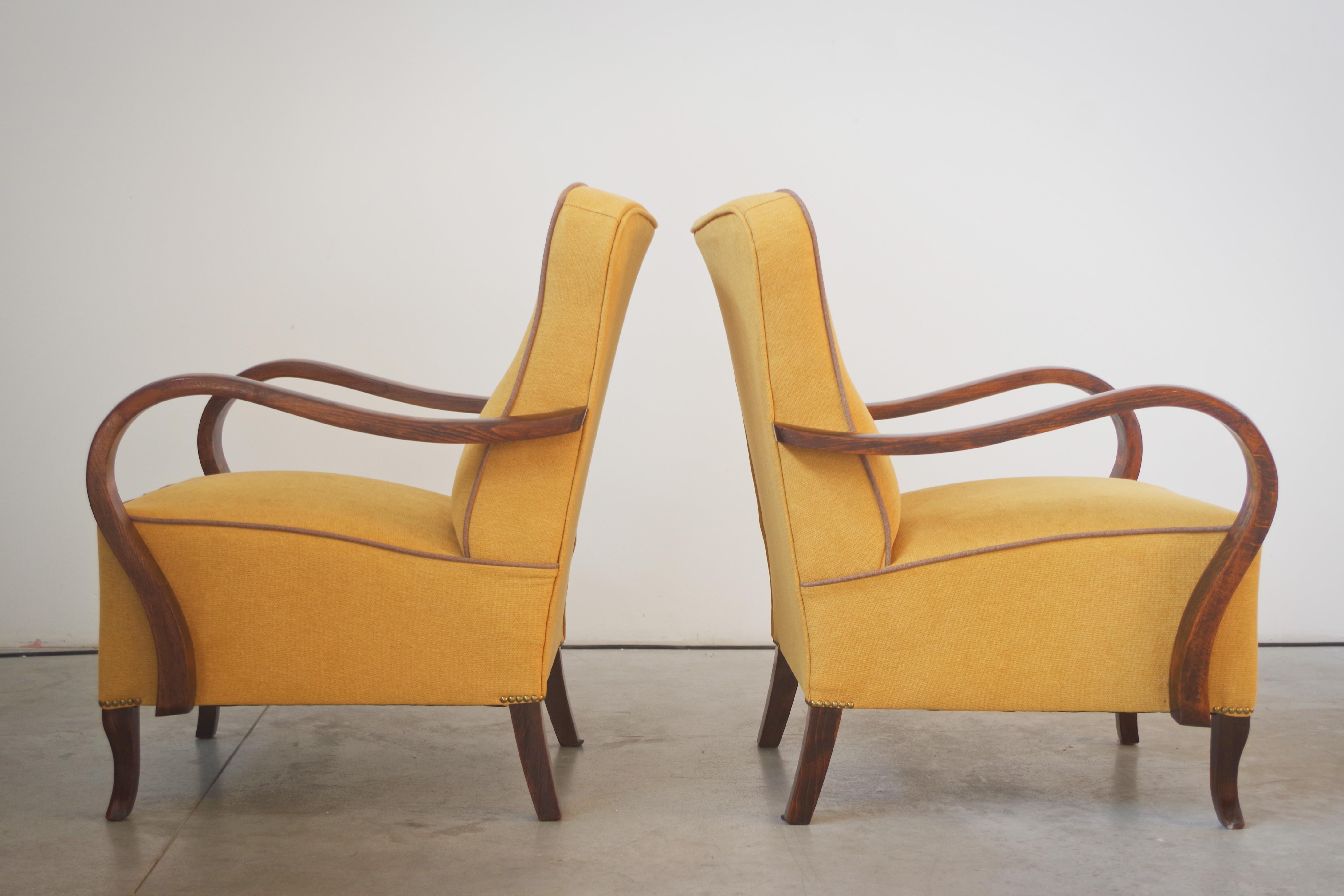 Paire de fauteuils en hêtre restaurés des années 1940 dans le style moderne du milieu du siècle dernier en vente 1