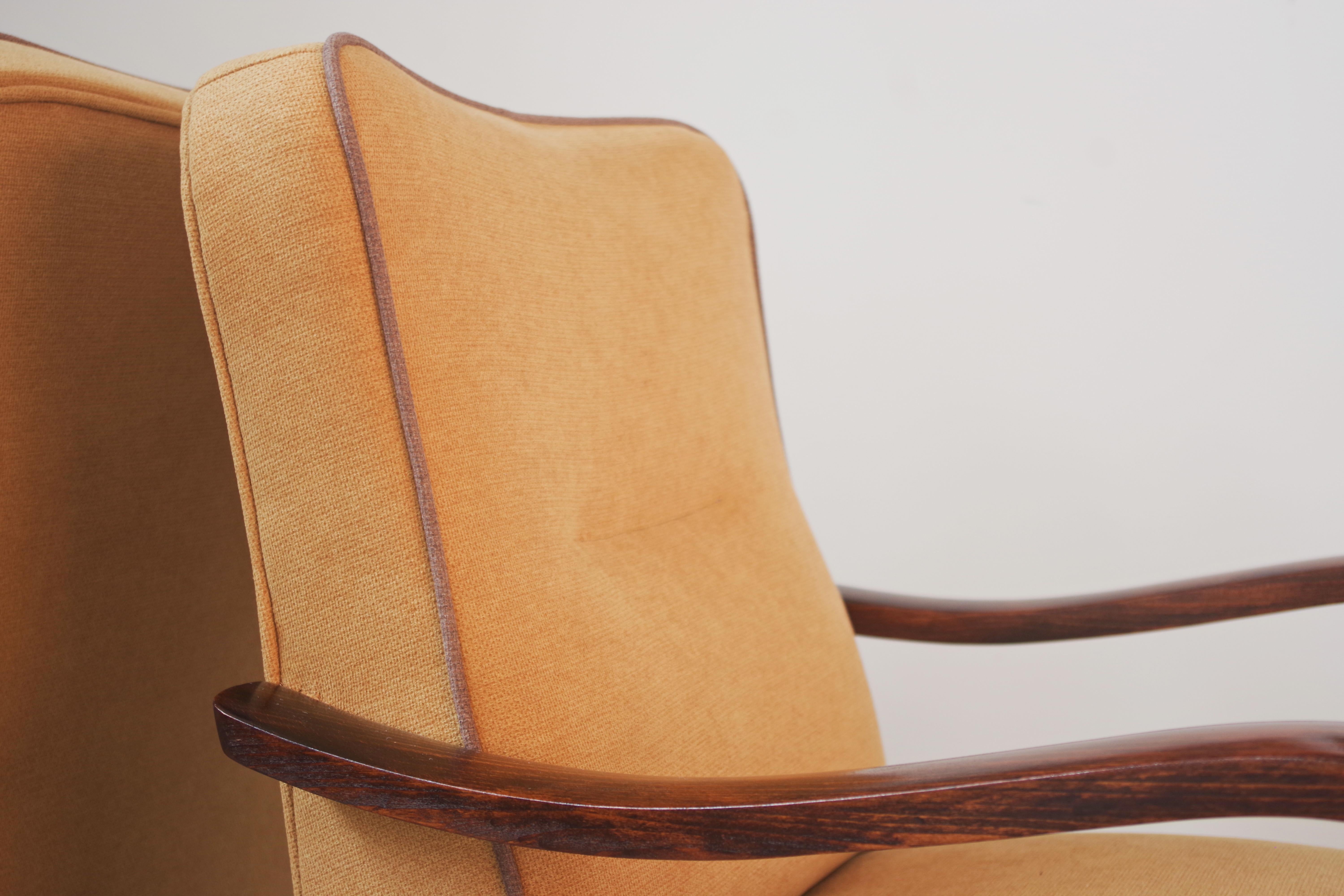 Paire de fauteuils en hêtre restaurés des années 1940 dans le style moderne du milieu du siècle dernier en vente 2