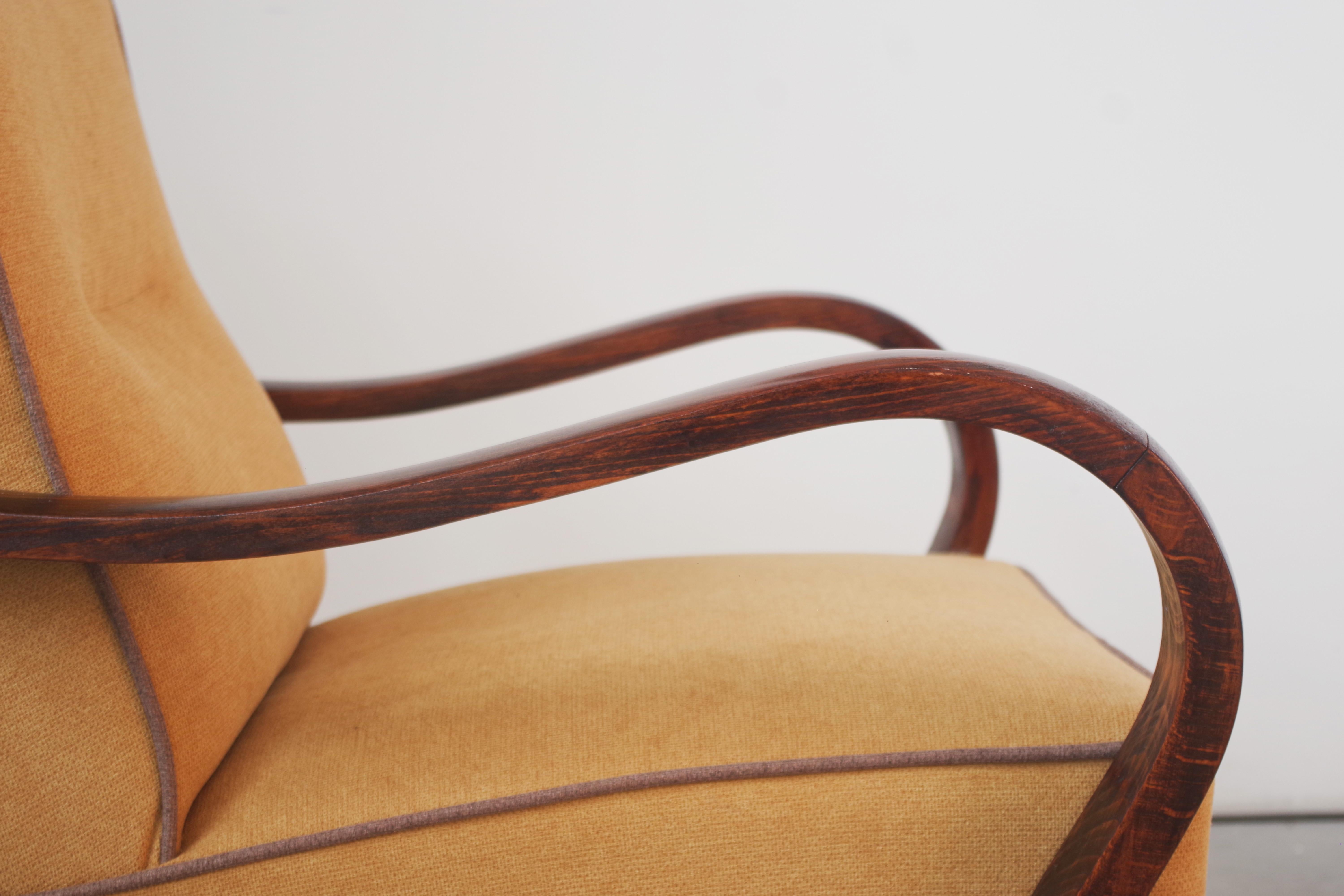 Paire de fauteuils en hêtre restaurés des années 1940 dans le style moderne du milieu du siècle dernier en vente 3