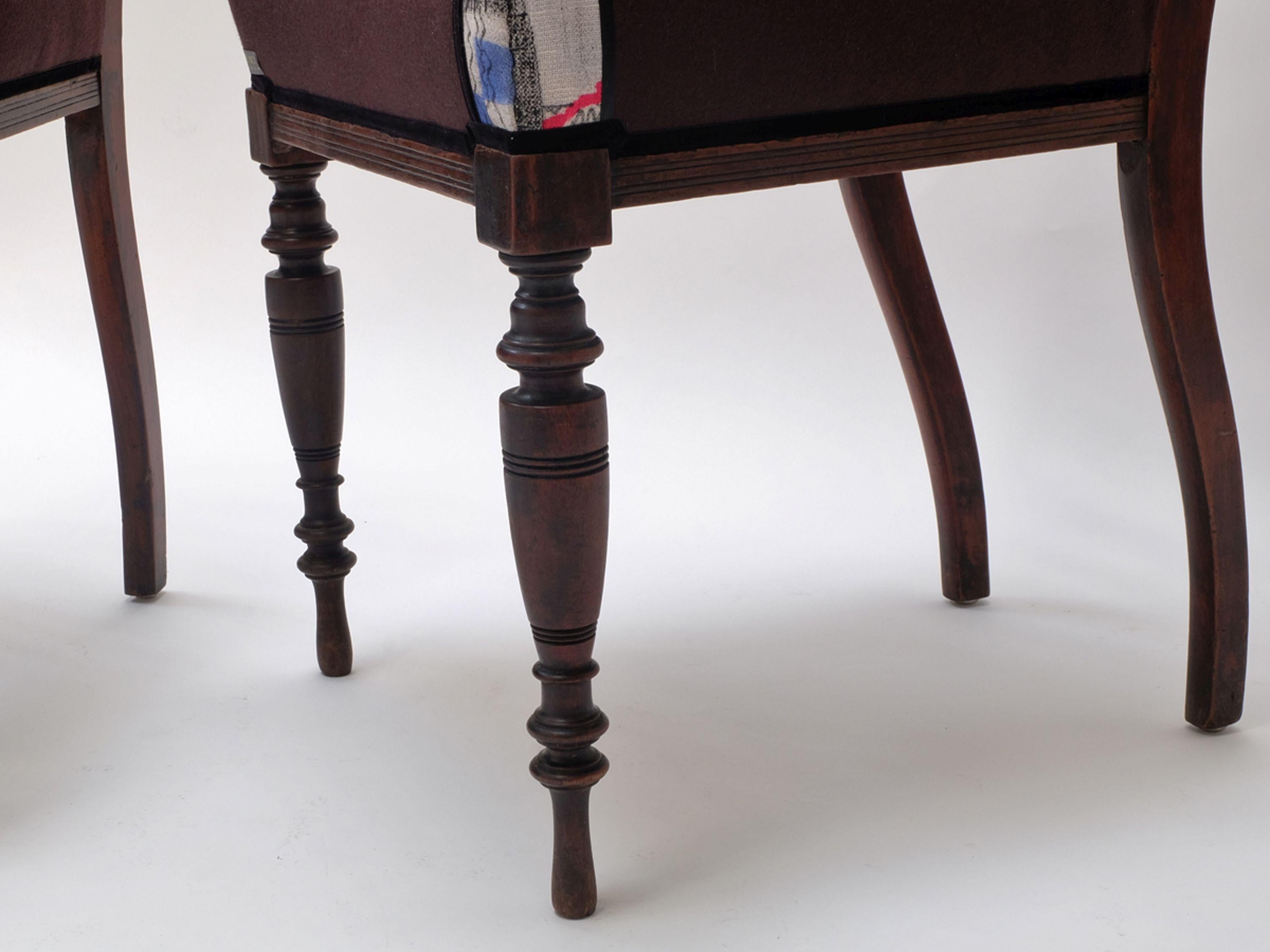 Tissu Paire de chaises d'appoint anciennes restaurées de style édouardien vers 1910  en vente