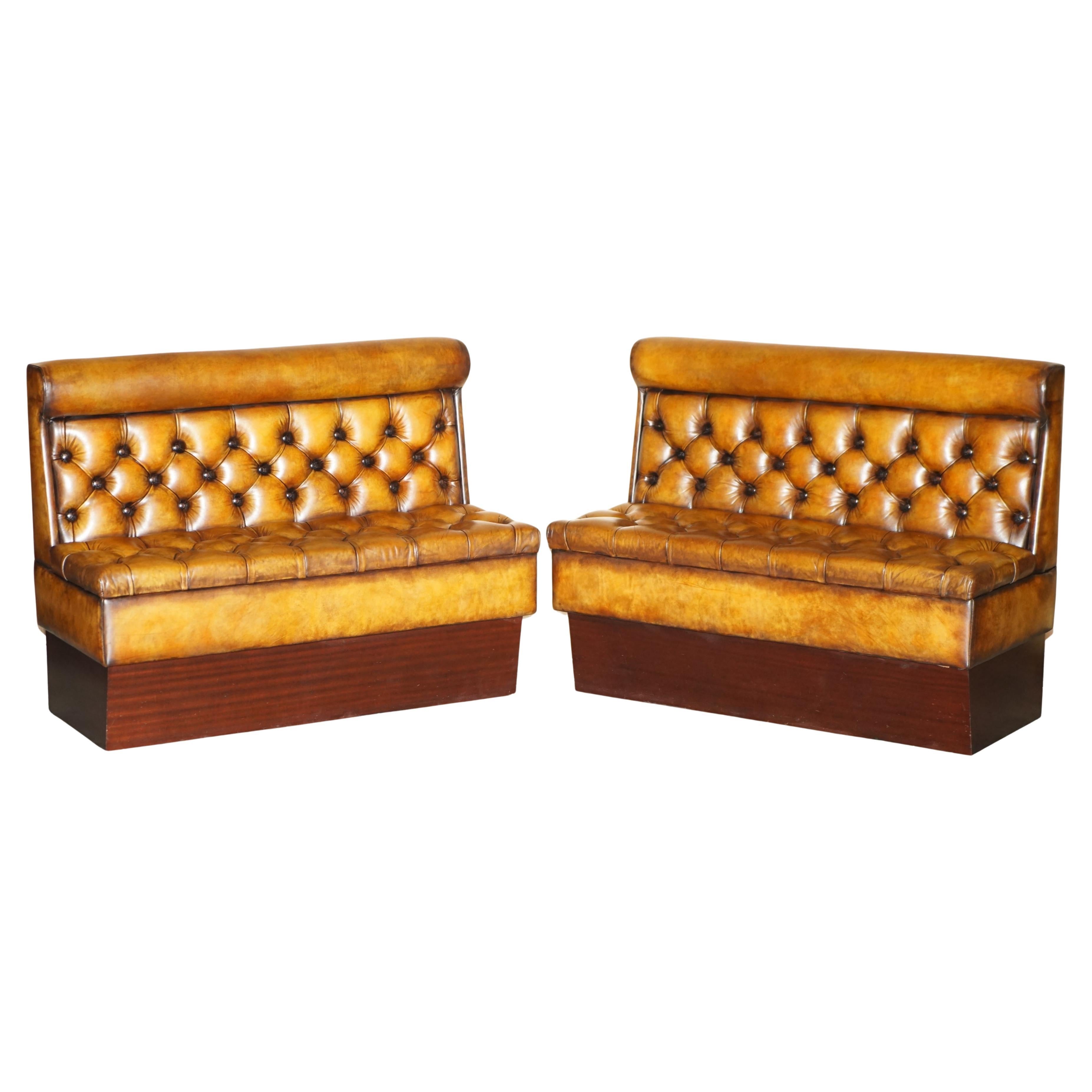 PAIR OF RESTORED ANTiQUE VICTORIAN CHESTERFIELD LEATHER SNOOKER HALL PUB BENCHES en venta