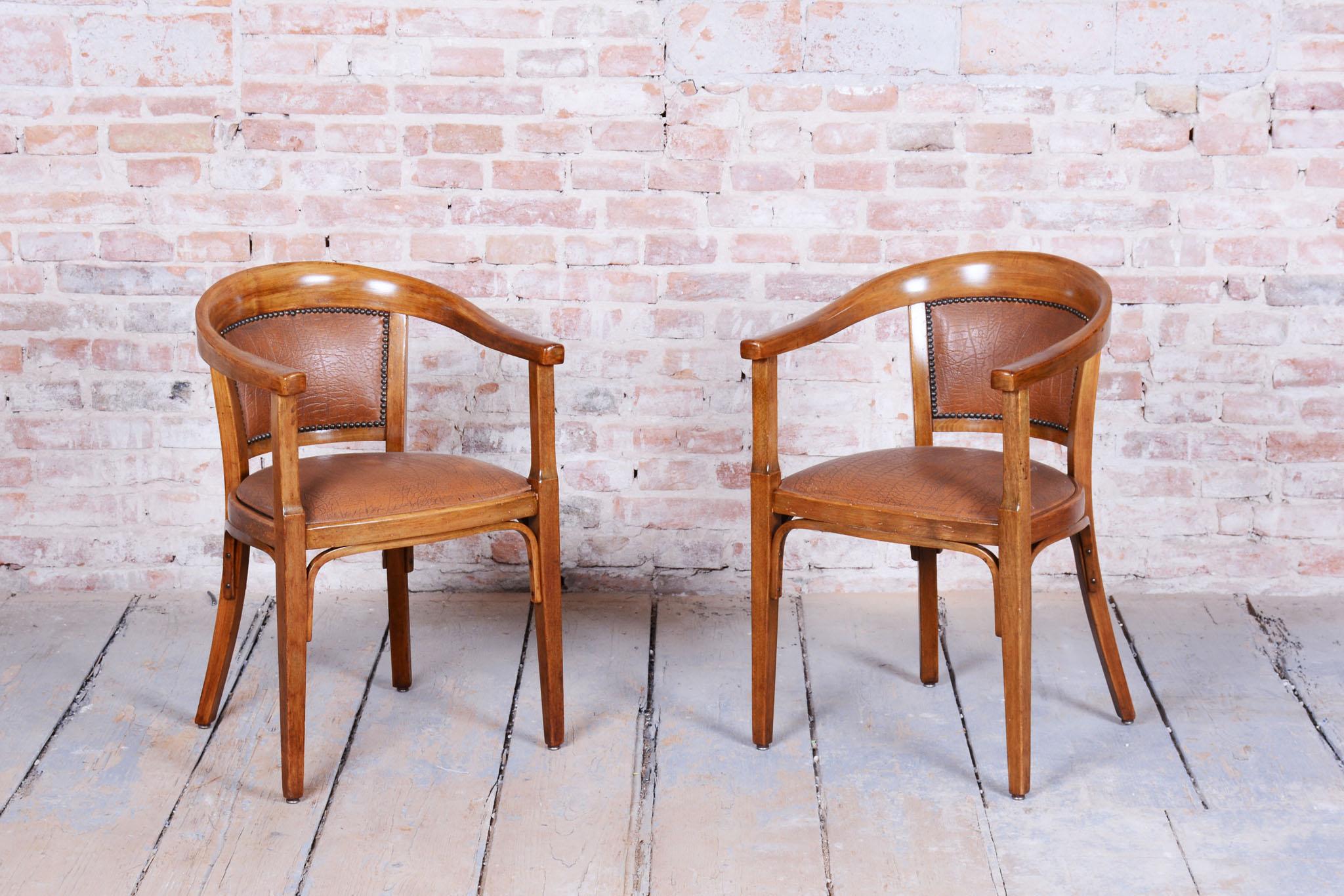 Art déco Pair of Restored Art Deco Armchairs, Beech, Leatherette, Austria, 1930s en vente