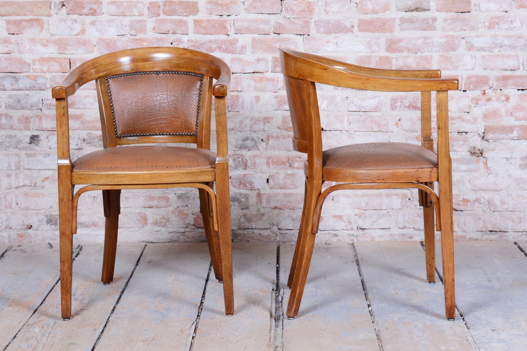 Tchèque Pair of Restored Art Deco Armchairs, Beech, Leatherette, Austria, 1930s en vente