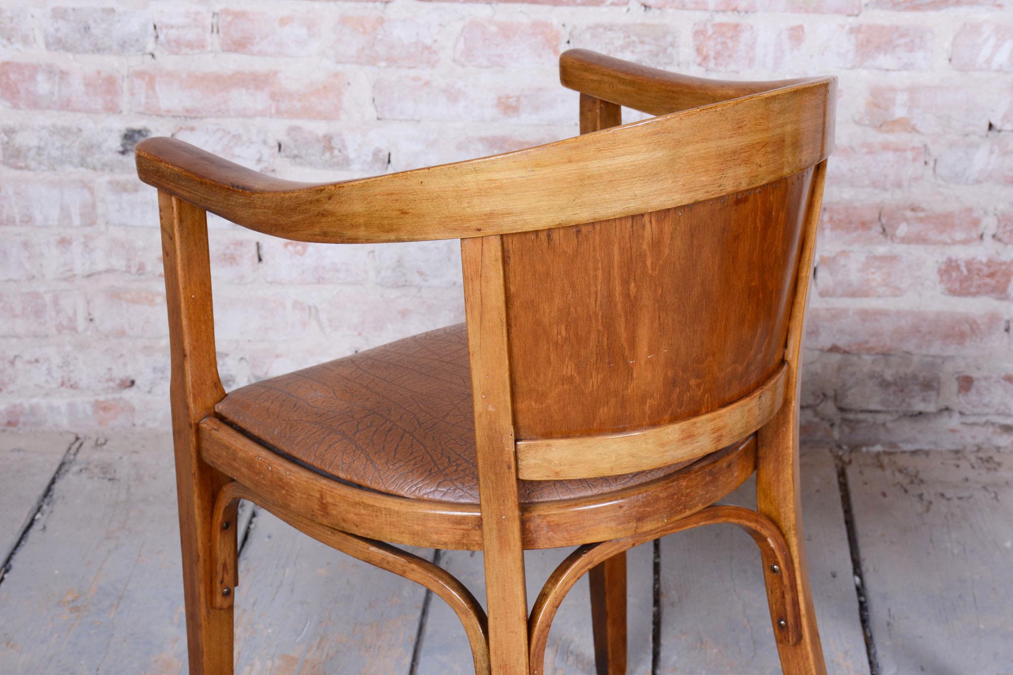 Milieu du XXe siècle Pair of Restored Art Deco Armchairs, Beech, Leatherette, Austria, 1930s en vente